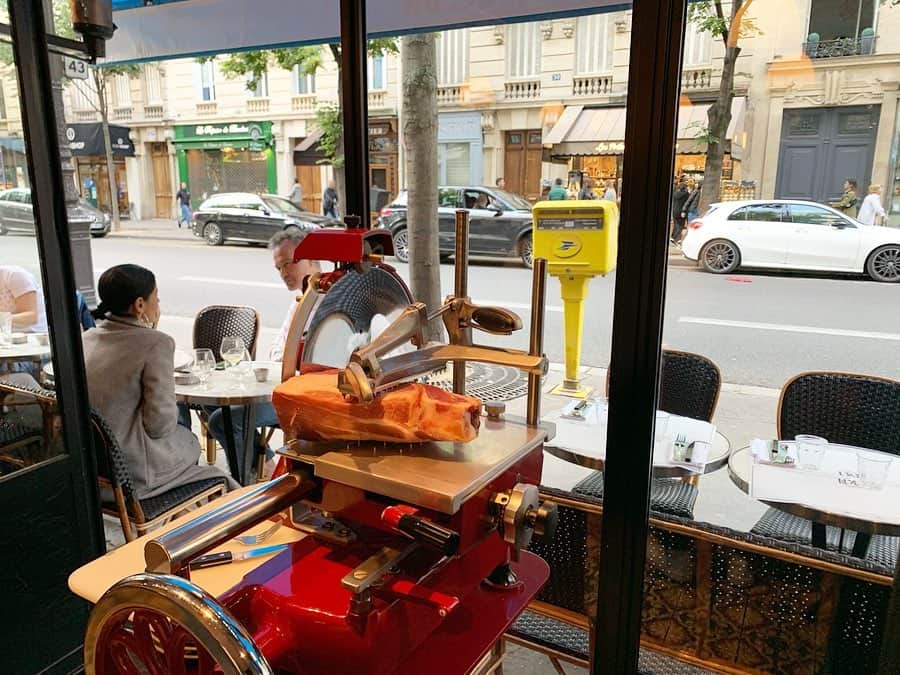 大日方久美子さんのインスタグラム写真 - (大日方久美子Instagram)「・ パリ16区にあるビストロ @quaranteun 🍽 ・ 小さな子供もOKなのに、店内はシックで素敵。カジュアルで気取らない地元の人に人気のレストランです。 ・ オーダーした料理はどれも美味しいのですが、カモのコンフィが最高でした。  さすが @archeste_paris のシェフ行きつけ❤️🇫🇷 ・ シンプルなシューアイスにホットチョコをかけていただくデザートも、スイーツ好きにはオススメです。 ・ ・ #kumitravelstyle」6月12日 19時03分 - kumi511976