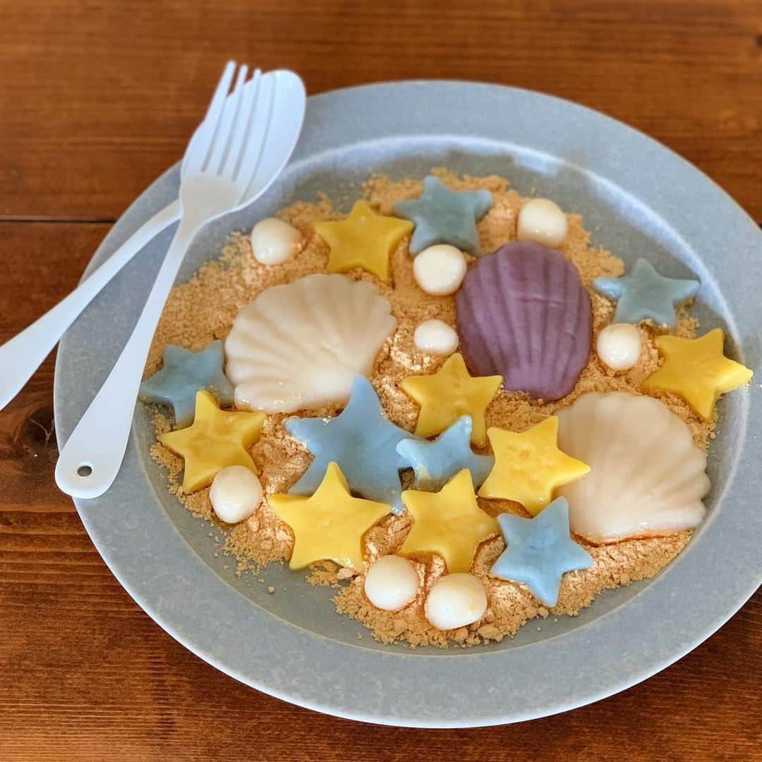 Ranさんのインスタグラム写真 - (RanInstagram)「. . @mashroom_tokyo  さんのYouTubeチャンネルで、 レシピ動画第2弾が配信されました✨ . 今回は、砂浜をイメージした白玉団子の作り方です。 貝殻やお星様の白玉がかわいい♡ ぜひ見て下さい😊 私のプロフィールのリンクからとべます・・✈︎ . . This is a sweet dessert.💕 How to make it ↓↓↓ @mashroom_tokyo . https://www.youtube.com/watch?v=XQNc8NWe29k&t=47s . . . #sweet #japanesefood #ricecake #kawaii #kawaiifood #recipe #star #shell #tokyo #手作りおやつ #手作りお菓子 #白玉 #白玉団子 #デコ白玉 #白玉デコ #イイホシユミコ #きなこもち #和菓子 #餅 #きな粉 #こどもごはん #夏色きなこもち #こどもおやつ #konel #リナブルー #幸せのサムシングリナブルー #こーねる」6月12日 19時13分 - konel_bread