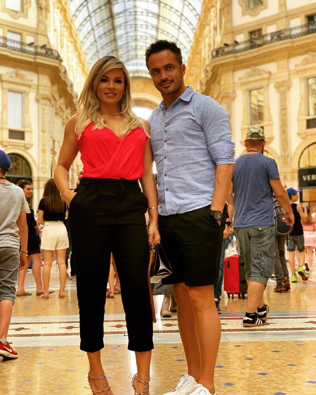 アレッサンドロ・ローザ・ヴィエイラのインスタグラム：「Não é só te amar,é te admirar cada vez  mais! Obrigado por me fazer melhor como pessoa todos os dias e ser repleta de luz e das melhores intenções possíveis! Te amo @lilifariav - Feliz dia dos namorados ❤️❤️❤️」