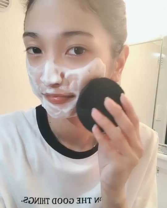 のインスタグラム：「最近お肌の調子がいい☺️ . @foreo_jp のLUNAmini2で 洗顔したら洗い上がりも スキンケアの浸透も全然違う！ . 肌の古い角質や毛穴の奥の汚れを優しくしっかり落としてくれる☺️ . １分の洗顔だけでこんなに 違いが出るなんてびっくり！ オススメです♡ .  #スウェーデン発🇸🇪 #FOREO #LUNAmini2 #pr」