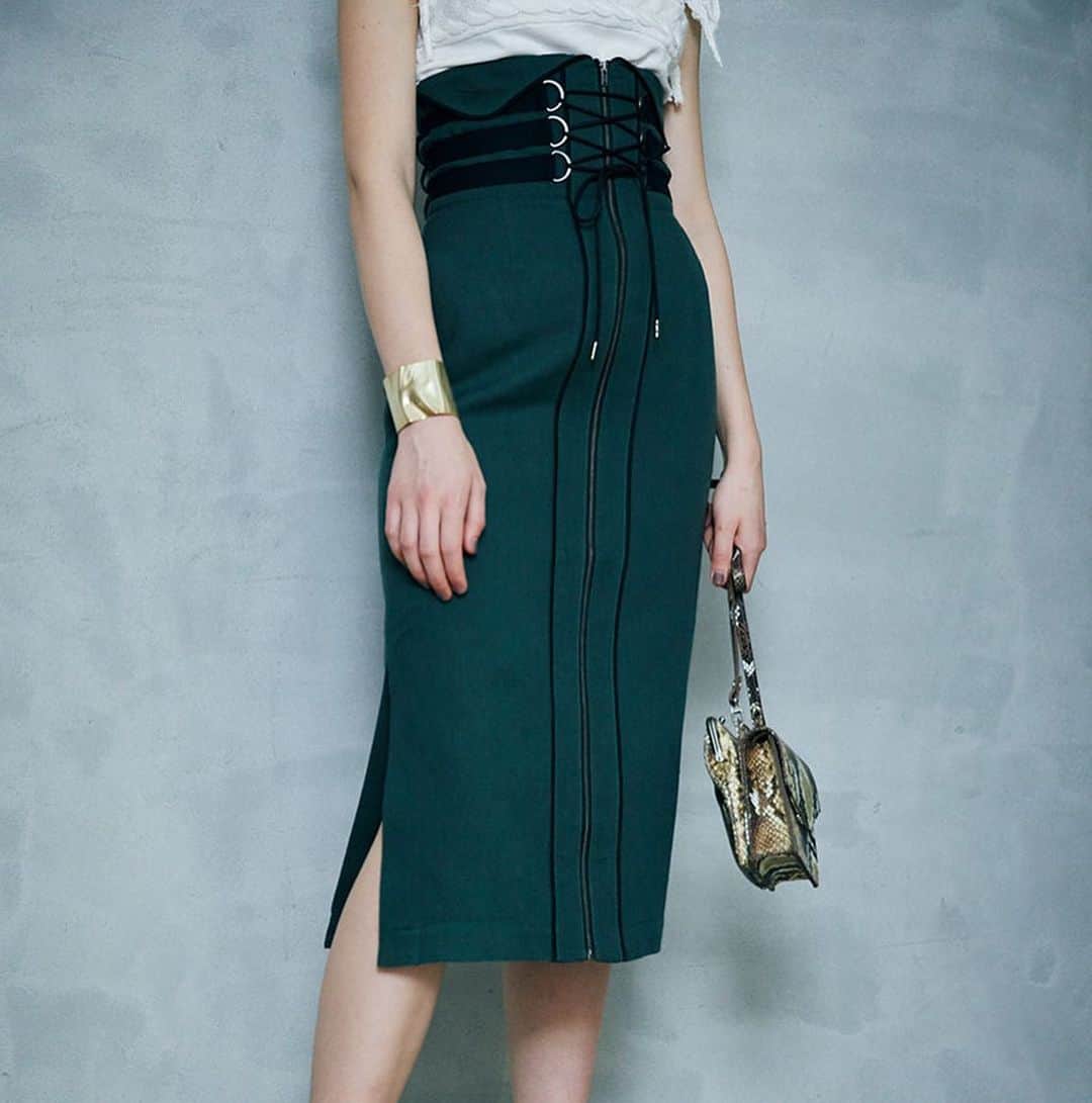 Ameri vintageさんのインスタグラム写真 - (Ameri vintageInstagram)「✔︎Restock & preorder 06.13(thu.)12:00 SHOELACES TIGHT SKIRT delivery：in mid August color:green . #ameri #amerivintage #skirt #shopping #fashion #japan」6月12日 19時08分 - amerivintage