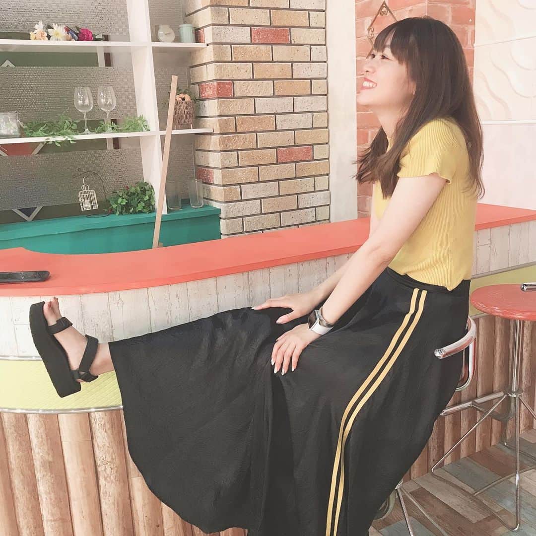 のインスタグラム：「猫背なおしたいなー🙄気持ち次第。🙄あ。今月シネマナビお休みです🙇‍♀️来月お楽しみに🎞🎬🎥 @snidel_official @snidel_official_snap  @tevajapan #テバ #テバサンダル #私服 #アナウンサー #女子アナ」