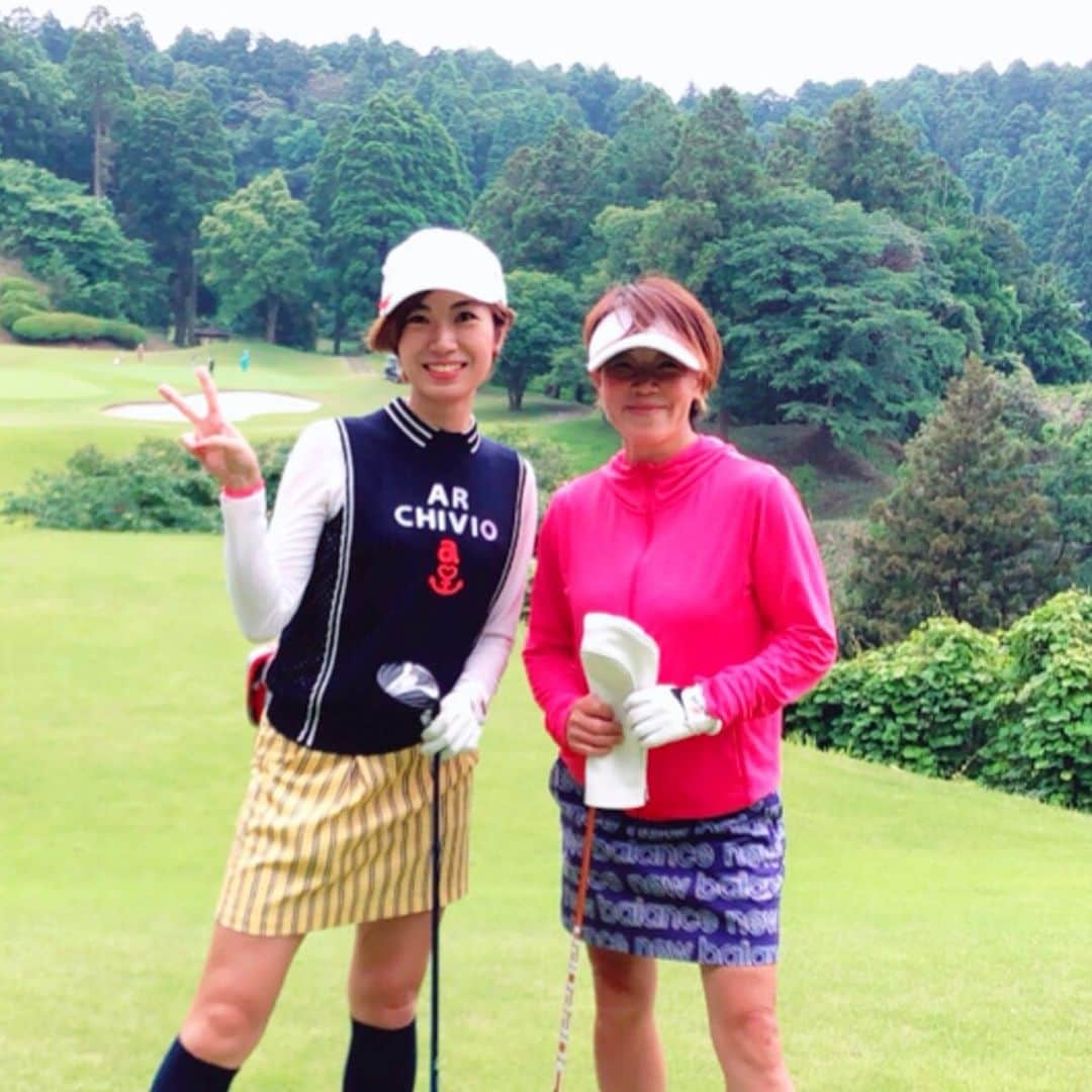 Alyssaさんのインスタグラム写真 - (AlyssaInstagram)「2週連続で、良子お姉さまと⛳️ なんて幸せなのでしょう😍 * 普通のアプローチはもとより、砂からも寄せるし、パットもスポスポ入るし、異次元でした🥺✨ かっこよすぎる…！！ * 良子さんから、アドレスとテイクバックについてアドバイスをいただき、 言う通りに打ったら弾道が変わりました！ シンプルに、キープレフト💪 * 日本女子アマ、応援しています📣✨ * #プルフック出ないし飛距離も伸びた #ゼクシオいい音♫ #スコアは相変わらずです😇 #アプローチざっくりの回数を減らさないと #instagolf #golstagram #ゴルフ #golf #골프 #ゴルフ女子 #女子ゴルフ  #目指せ美スイング #golfswing  #ゴルフスイング #골프스윙 #ドライバー #ドライバーショット #ゼクシオ#adidasgolf #アディダスゴルフ #archivio #アルチビオ #ボールチェンジャー」6月12日 19時15分 - alyssa_golf