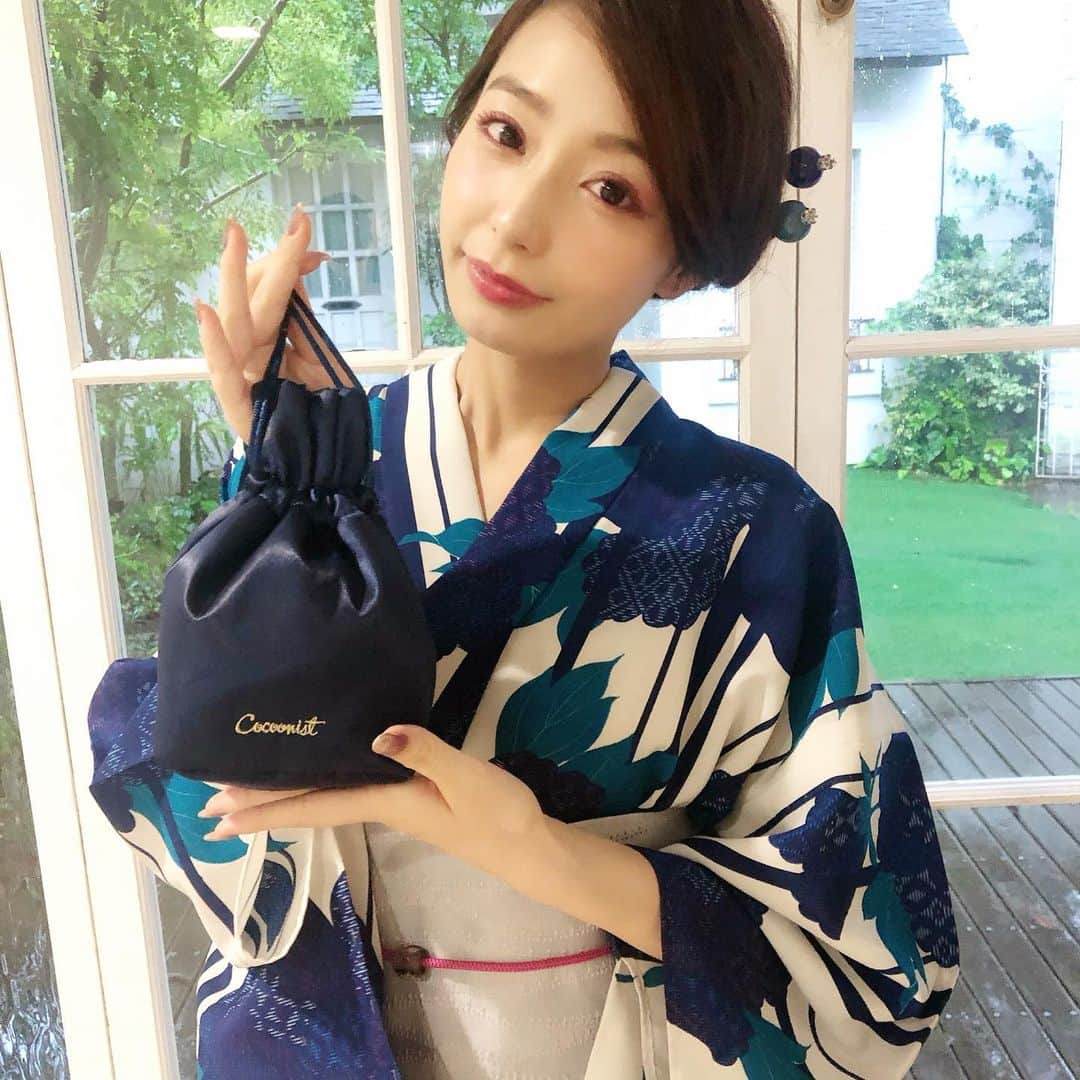 美人百花さんのインスタグラム写真 - (美人百花Instagram)「今日は美人百花7月号の発売日✨ 大注目の付録は、すでに編集部員やスタッフみんな愛用中の「コクーニストのマルチ巾着ポーチ」💓 読者のみなさまからの「シンプルで大人可愛い見た目で、たくさんコスメが入るポーチがほしい！」というご要望を叶えた自信作です🥺💕 上品なネイビー色、少しツヤっとしたサテン調の素材、上がガバッと開くデザイン… わたしはバッグinバッグとして使っているのですが、毎日「便利だし可愛い…！」と惚れ惚れしています😂 使うほどに良さが増すポーチ。もう手放せません🌷✨ 先日の「メイク着まわし」撮影で、宇垣美里さんにこのポーチをプレゼントしました💓 それも、衣装で着てもらった浴衣との相性が最高で😭😭「これでオフショット撮りたい！」とお願いして持ってもらいました🥺 シンプルで品のあるデザインだから、大人っぽくしたい浴衣の日にもマッチ👘💓 スタッフと宇垣さんで「浴衣バッグとして使えるなんてマルチすぎ！！！」と大興奮でした😂  ぜひ、みなさんの使い方も教えてください💕編集CF  #コクーニスト #cocoonist #付録 #マルチ巾着ポーチ #宇垣美里 さん #浴衣 #美人百花」6月12日 19時19分 - bijinhyakka