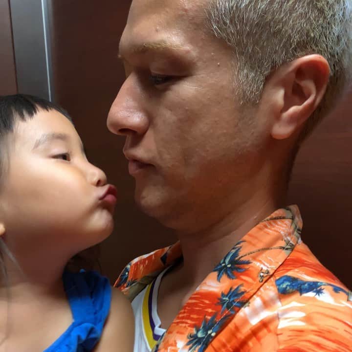のインスタグラム：「なぜか急にチュウしてきた娘に 嬉しいがにじみ出るお父さん🥰 これが我が家の日常😂💕 #3歳11ヶ月 #女の子 #娘 #日夕佳 #沖縄 #okinawa #日夕佳ムービー #日夕佳とお父さん」