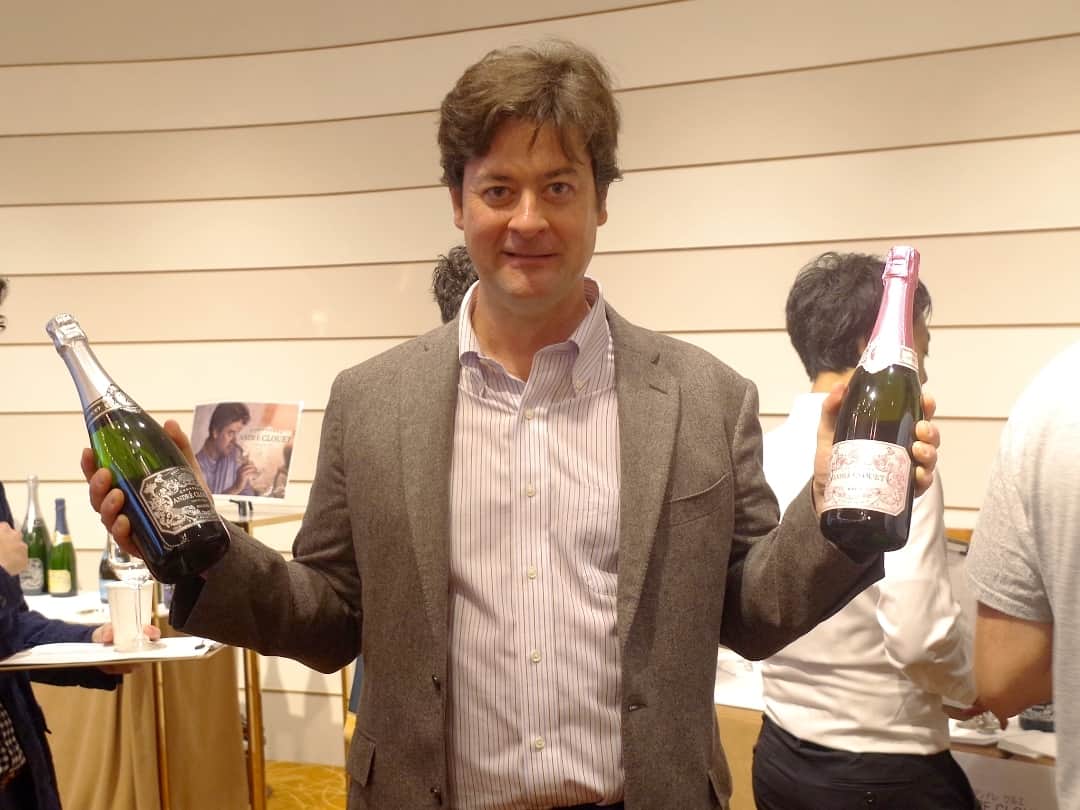 のインスタグラム：「本日はワインインポーター、ヴィントナーズの業者向け試飲会に参加してきました！ 会場には秀逸なシャンパーニュを生み出す生産者として知られるアンドレ・クルエの当主ジャン・フランソワ・クルエ氏が来日しており、ワインだけでなく様々なお話を伺ってきました！ とてもとても気さくな方で、お忙しい中にも関わらず身振り手振りを加えながら親切・丁寧に応対してくださいましたよ♪本当にありがとうございます！ . 詳細は今後掲載予定のコラムにて！お楽しみに♪ . .. #cave #cavewine #cavetheselect #vintners #champagne #champagneandreclouet #andreclouet #andreclouetchampagne #カーヴ #カーヴワイン #カーヴザセレクト #ヴィントナーズ #シャンパーニュ #シャンパーニュアンドレクルエ #アンドレクルエシャンパーニュ #アンドレクルエ #シャンパン #スパークリングワイン #シャンパーニュ大好き #シャンパーニュ地方 #シャンパーニュを愛してる #シャンパーニュ好きな人と繋がりたい」