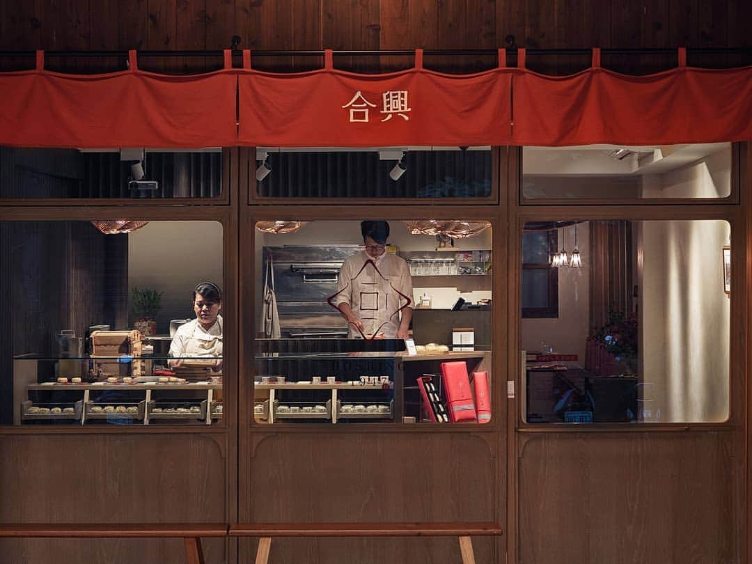 HereNowさんのインスタグラム写真 - (HereNowInstagram)「Shanghai Hoshing Gaotuan Shop, a traditional confectionary shop, loved by Taipei locals for over 70 years, has reopened under the new name Hoshing 1947 in Twatutia, the metaphorical intersection of historical and modern Taipei. 用設計改變對老舖的想像 Recommended by @thecaroltw. . . . #herenowcity #wonderfulplaces #beautifuldestinations #travelholic #travelawesome #traveladdict #igtravel #livefolk #instapassport #optoutside  #taipei #台湾 #台北 #台北旅行 #대만 #대만여행 #타이베이 #iseetaiwan #exploretaiwan #vscotaiwan #taiwangram #台灣 #美食 #小吃 #食記 #古早味 #吃貨人生 #hoshing1947 #合興壹玖肆柒」6月12日 19時24分 - herenowcity