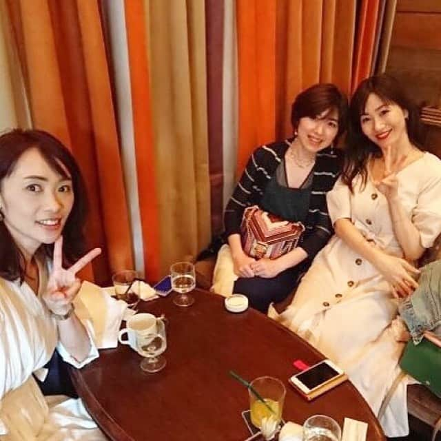 梅本理恵さんのインスタグラム写真 - (梅本理恵Instagram)「素のわたし☺︎☺︎♡ ・ ・ 美魔女コンテストの二次審査。 ちょうど一年前。 出会って一年。 会うたびに、いっぱい笑う。 美しくて、おもしろい。  ゆみさん♡ @curocchocafe  ようこさん♡  顔のタルミ防止の為に、独自にあみだした、表情筋体操。 テッパンネタみたいに、大ウケ必至。 今日ももれなく大爆笑☺︎! 私、一体どんな顔になってるんやろう…と不安になる。笑 ・ ・ ・ ・ #ドレスコード #白コーデ #ワンピースコーデ#6thbyorientalhotel #美魔女コンテスト #出会い #仲良し#応援してくれる #美魔女コンテスト#チャレンジする なら#全力で #応援するよ #美しくて #おもしろい #ありがとう #表情筋トレーニング #たるみ予防 #笑顔#美魔女ファイナリスト #はんなり美魔女 #梅本理恵#アラフォー#アラフィフ#美容#美活#アンチエイジング#team美魔女9期生 #みんな大好き ♡#ディズニー行きたすぎる #命名 #りえ体操」6月12日 19時26分 - rie___12ki