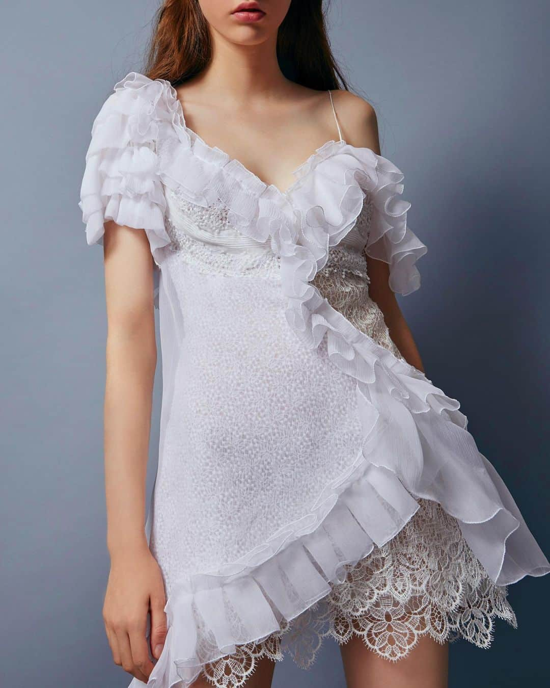 エルマンノシェルヴィーノさんのインスタグラム写真 - (エルマンノシェルヴィーノInstagram)「A puffy cloud of lace and chiffon! #ScervinoSS19 white dress with lace details and ruffles. . . #ErmannoScervino #lacedress #whitedress #backstage #handmade#ss19 #springsummer #sscollection #couture #madeinitaly」6月12日 19時26分 - ermannoscervino