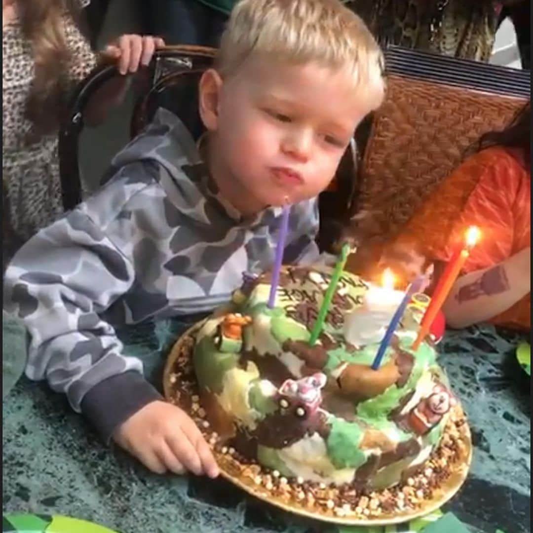 ジェイドジャガーさんのインスタグラム写真 - (ジェイドジャガーInstagram)「Time travels so fast #travellingwithray my birthday boy .thanks to everyone and their sweet wishes #balloons #birthdays」6月12日 19時29分 - jadejezebeljagger