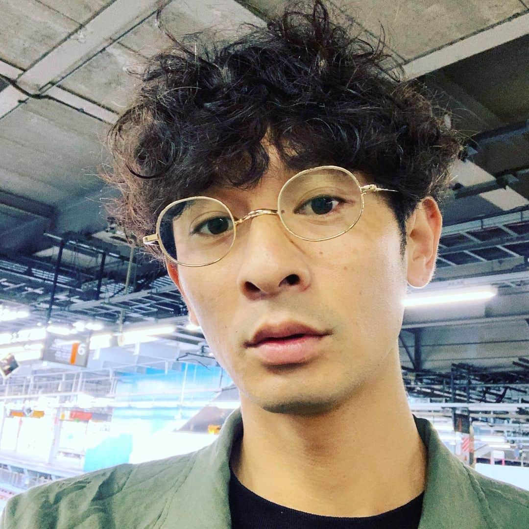 春日潤也さんのインスタグラム写真 - (春日潤也Instagram)「久しぶりに眼鏡👓 昨日と今日は朝から広告の撮影📸 良きものが出来る瞬間を共有出来る事に感謝。 まだまだ学びが多い。 現場が一番の学びの場😏  #日々の気づき #学びに感謝」6月13日 6時25分 - junya_kasuga