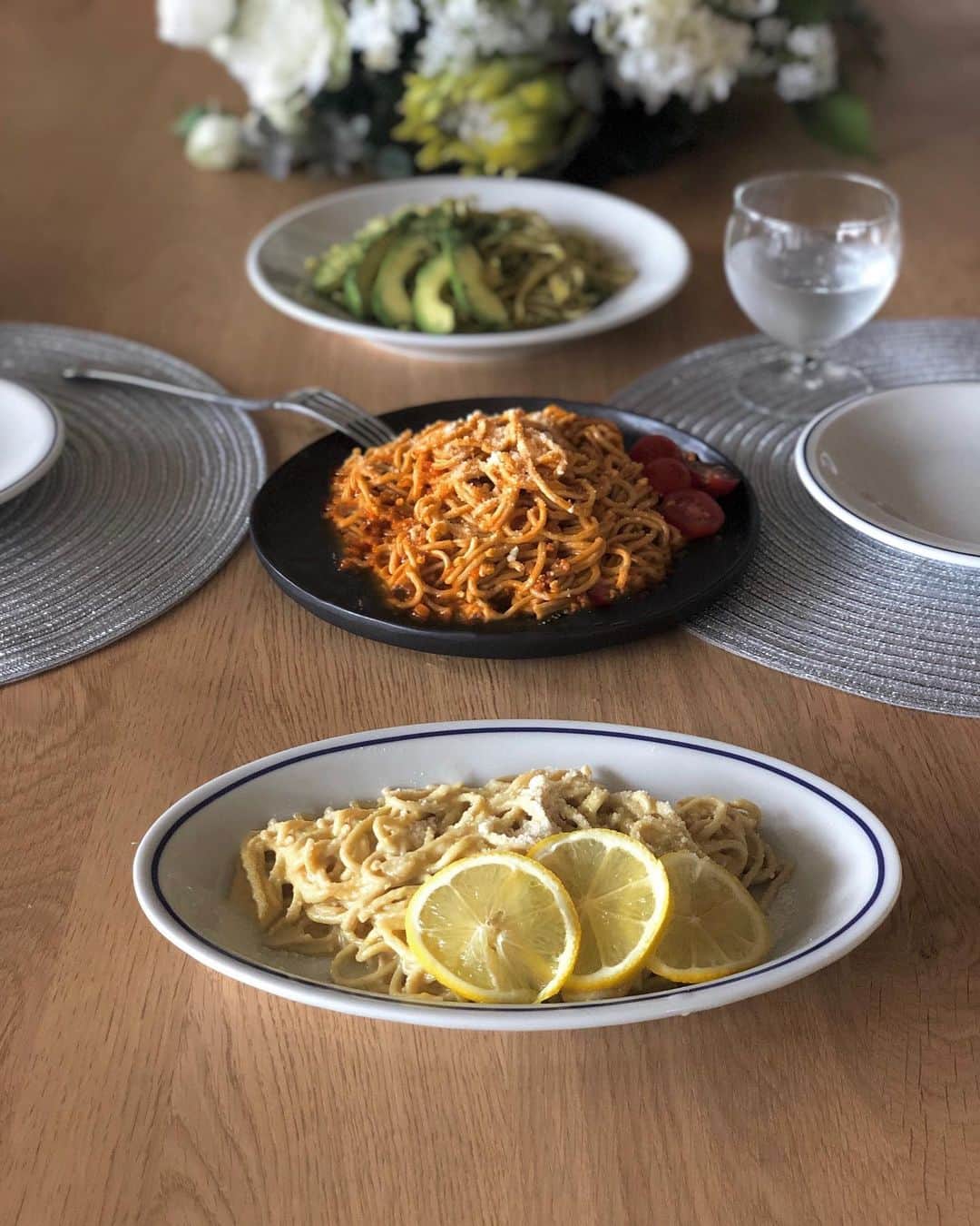 丸山悠美さんのインスタグラム写真 - (丸山悠美Instagram)「お天気悪くておつかいに行けず。﻿ 冷蔵庫の食材切れかけ。﻿ ﻿ ランチは外食する気満々でいたら﻿ 娘が「おうちで食べたーい！」と鶴の一声。﻿ ﻿ 材料あまりないしどうしよう...と思ったら﻿お湯を入れて手早くできちゃう「All-in Pasta」があった💡﻿ ﻿ #パスタランチ にしました🍝﻿ ⚫︎ボロネーゼ﻿ ⚫︎アボカドジェノベーゼ﻿ ⚫︎トロトロ卵とチーズのパスタ﻿ ﻿ 日清食品ECのみで買えるこのパスタ。﻿ 今人気の完全栄養食で﻿ 1食分のパスタに13種類のビタミン、13種類のミネラル、たんぱく質、食物繊維など栄養たっぷり。﻿ ﻿ これですべての栄養摂取が出来るなんて驚き！﻿ 栄養食とは思えないおいしさ♡﻿ ﻿ 安全でおいしいから子供も喜んで食べてくれます。﻿ ﻿ カップならお鍋やフライパンと洗い物が増えないからありがたいです✨﻿ ﻿ #オールインパスタ #日清食品 #完全栄養食#PR #パスタ #ランチ #おうちごはん #おうちランチ #おいしい #ボロネーゼ #ジェノベーゼ #クリームパスタ #ママ #パスタランチ #lunch #foodstagram #pasta」6月13日 6時23分 - maruyumi