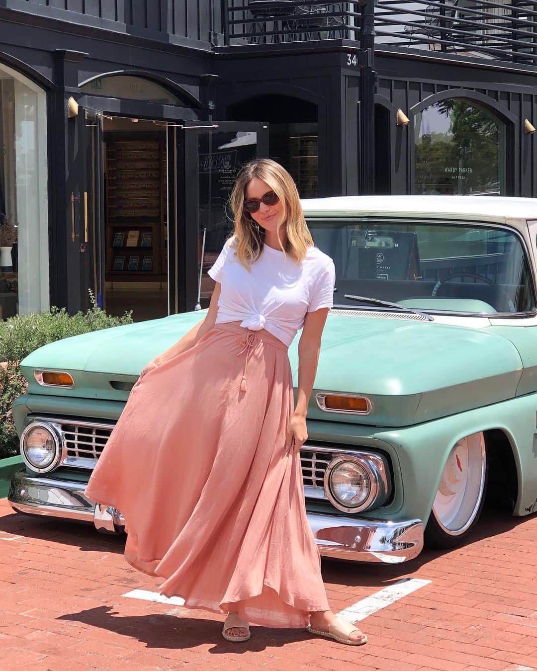 サマンサ・ドロークのインスタグラム：「Don’t let this skirt fool you, I’m definitely 24 weeks preggers! Also, dressing my bump has turned me into a fashion blogger I guess 🤷🏼‍♀️ Do we like? #babyt #24weeks #lovelulus #maternityfashion #whatiwore」