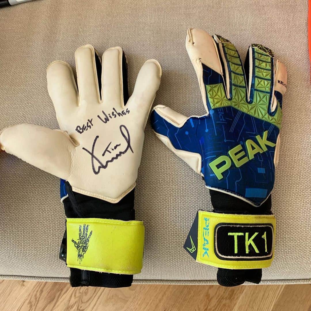 ティム・クルルのインスタグラム：「Gloves give away.. 12 hours till the fixture list is going to be announced.. ⏰  For a chance to win the gloves I played the last game with ..‬🧤🏆 Follow @peakelitesports and correctly predict the first fixture of the new season against us. #giveaway #fans #ncfc #newseason #premierleague」