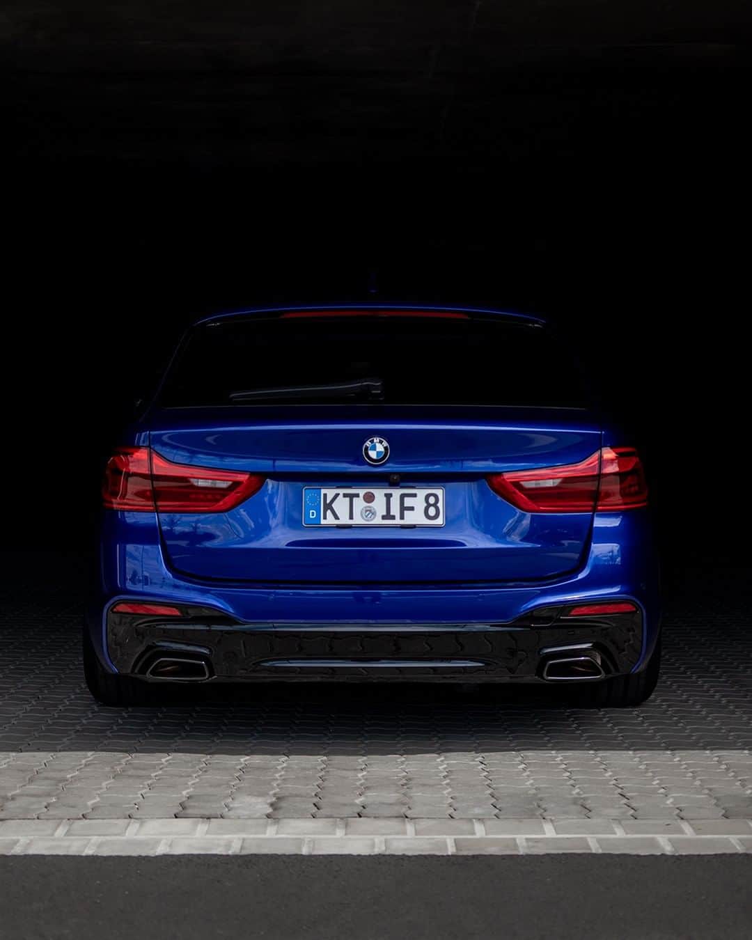 BMWのインスタグラム：「Testing the nocturnal look. The BMW 5 Series Touring. #BMWrepost @fs_if_8  #BMW #5Series #businessclass #photooftheday #instagood #carsofinstagram #aesthetic #design」