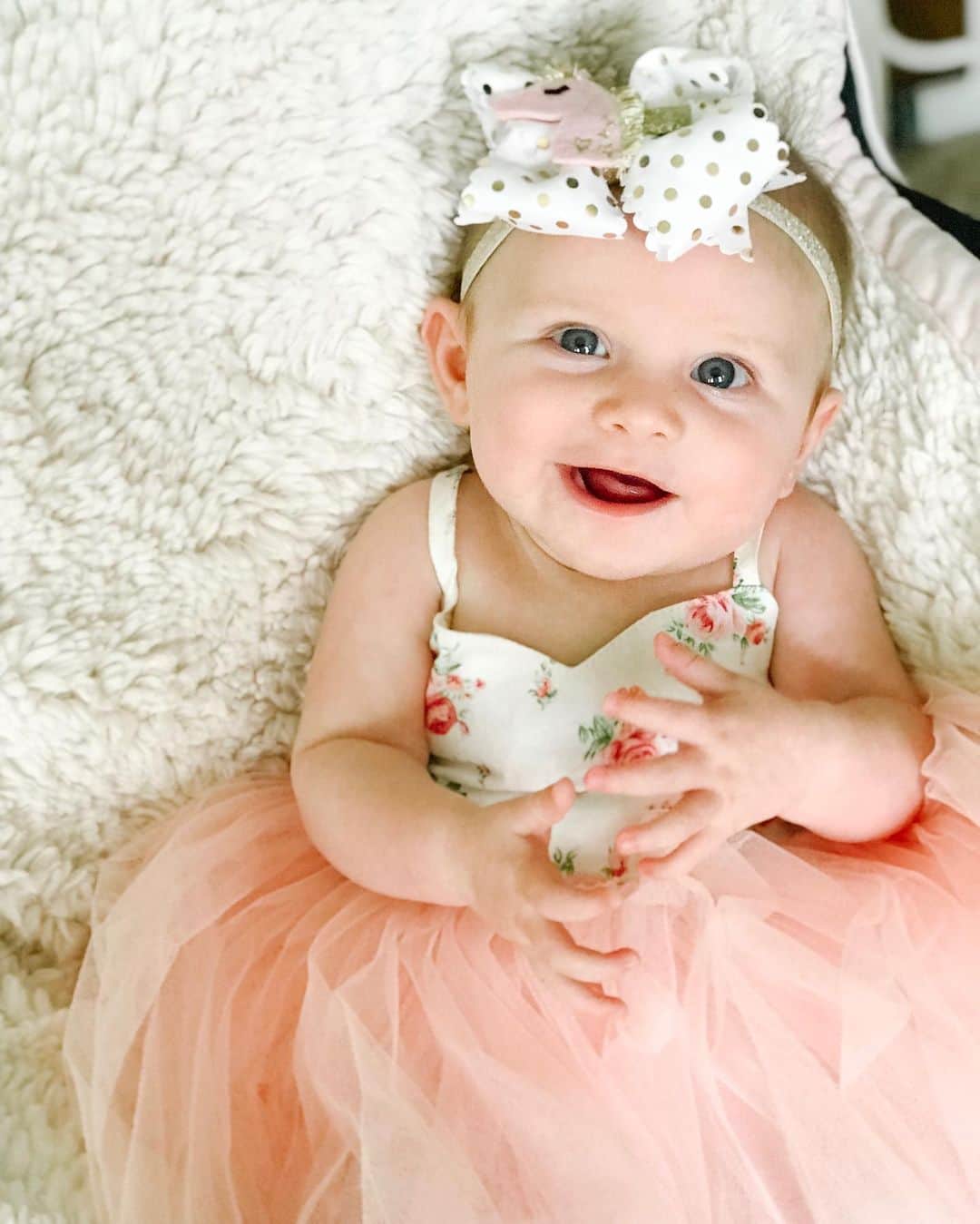 カーリー・パターソンのインスタグラム：「We are all smiles because this girl is 4 months!!! Its been a tough 4 months, but we are through the weeds and it makes it all the more sweet! We are so in love with our girl🥰」