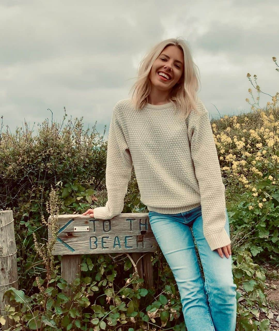 Mollie Kingさんのインスタグラム写真 - (Mollie KingInstagram)「Count me in 🙋🏼‍♀️⛱ @stmoritzhotel.cornwall」6月13日 5時01分 - mollieking