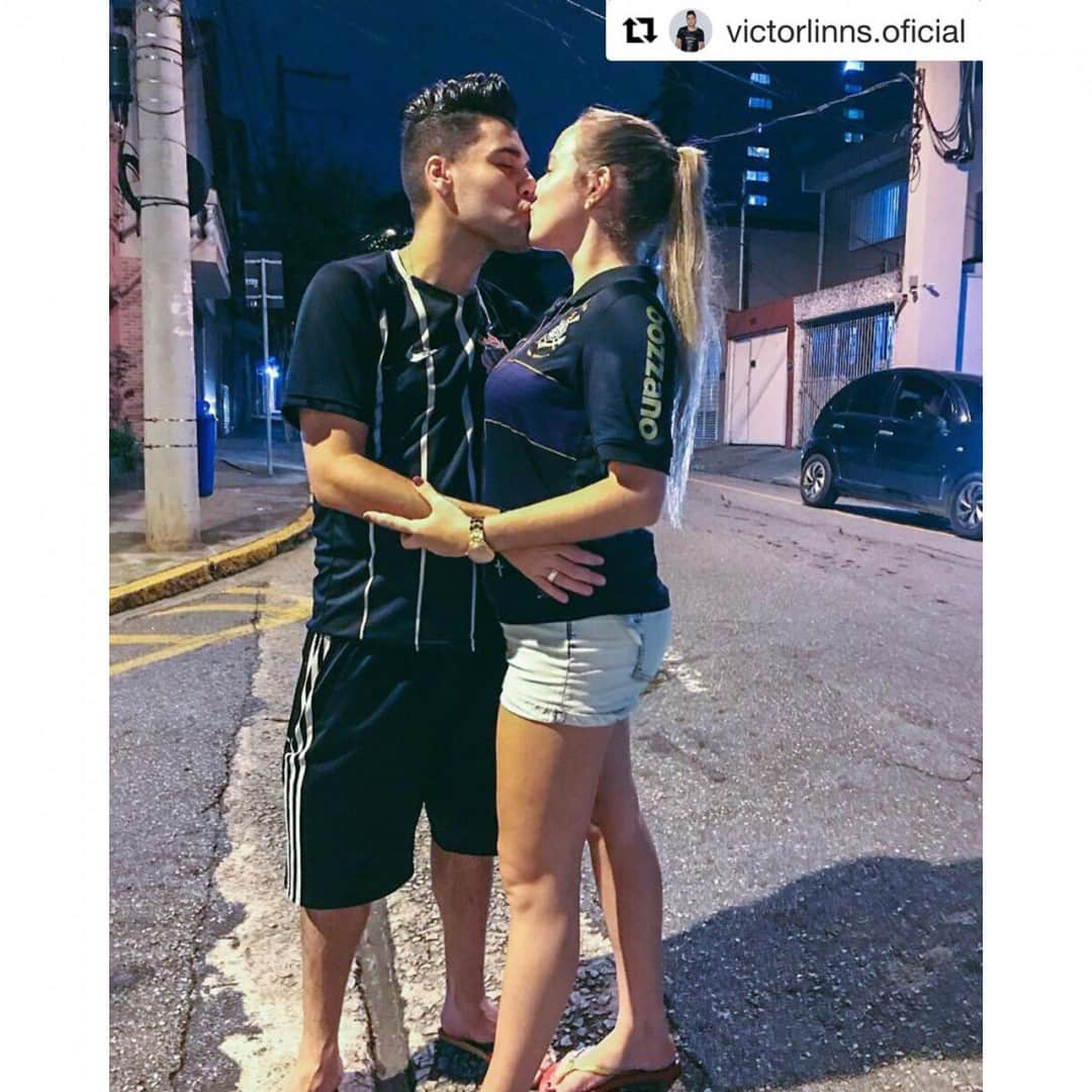 コリンチャンスさんのインスタグラム写真 - (コリンチャンスInstagram)「O amor corinthiano é lindo! 🖤🖤 Arraste pro lado e confira fotos de 10 casais corinthianos, que marcaram postagens com a hashtag #CasalCorinthiano hoje. 😍 Feliz Dia dos Namorados, Fiel!」6月13日 5時02分 - corinthians