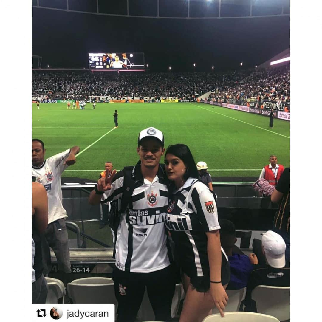 コリンチャンスさんのインスタグラム写真 - (コリンチャンスInstagram)「O amor corinthiano é lindo! 🖤🖤 Arraste pro lado e confira fotos de 10 casais corinthianos, que marcaram postagens com a hashtag #CasalCorinthiano hoje. 😍 Feliz Dia dos Namorados, Fiel!」6月13日 5時02分 - corinthians