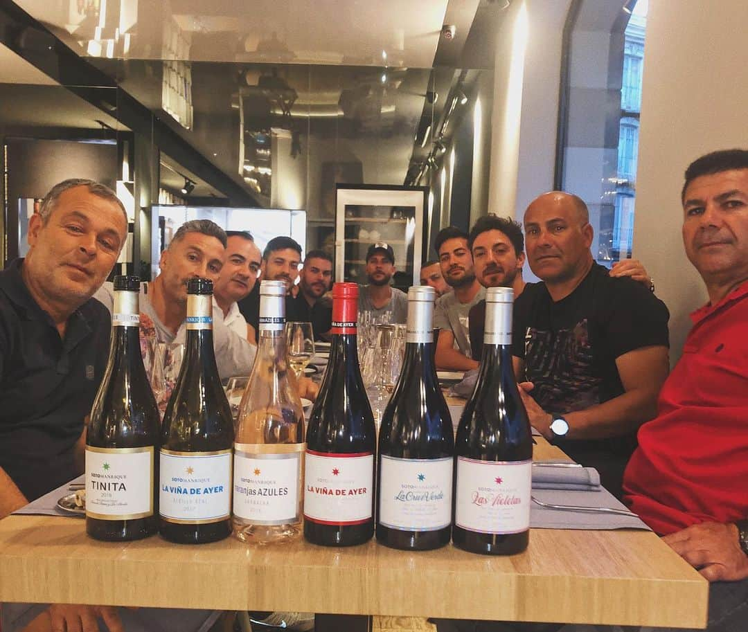 ダビド・シルバさんのインスタグラム写真 - (ダビド・シルバInstagram)「Probando los vinos de @sotomanriquebodega con gran compañía #naranjasazules #laviñadeayer #Tinita #sotomanrique」6月13日 5時05分 - david21lva