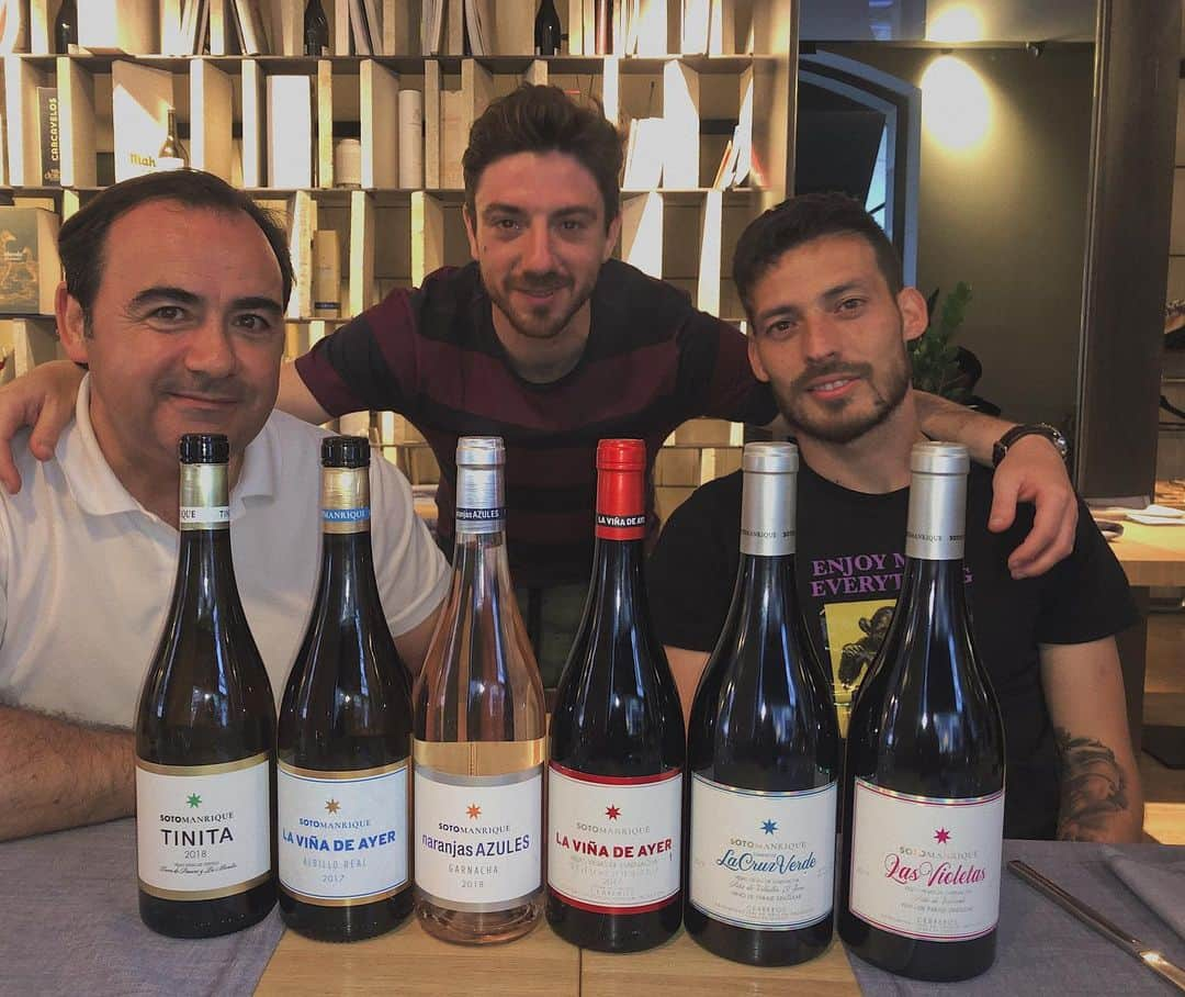 ダビド・シルバさんのインスタグラム写真 - (ダビド・シルバInstagram)「Probando los vinos de @sotomanriquebodega con gran compañía #naranjasazules #laviñadeayer #Tinita #sotomanrique」6月13日 5時05分 - david21lva