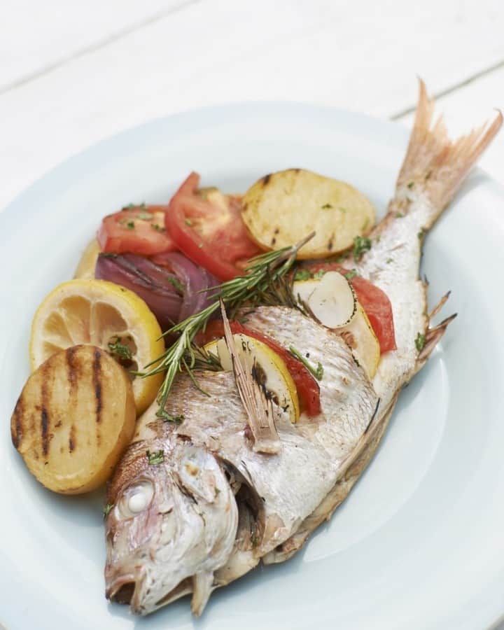 UchiCookのインスタグラム：「Happy Hump Day! 🐫  Small Sea Bream Steam + Grilled with Potatoes Recipe to get you through the week! ✨  INGREDIENTS: 1 Small Sea Bream (8inches) 2 Potatoes, cut into 1/2inch slices 1/2 Red onion, cut into thick slices 4 Rosemary sprigs 1 Tomato, cut into 1/4inch slices 5 Garlic Cloves 7 oz. White wine 3.5 oz. Water 1/2 Lemon, cut into thick slices Pinch of salt and pepper to taste  INSTRUCTIONS: 1. Remove scales, fins, and guts from the sea bream and wash thoroughly. 2. Make a slit in the back of the fish until the blade touches the spine and tuck rosemary sprigs and slices of tomato, garlic, and lemon. Sprinkle salt and pepper and place the fish in the Steam + Grill. 3. Arrange remaining vegetables around the fish and lightly salt and pepper. Cook on medium heat. 4. When the Steam Grill is hot, pour white wine and water and cover with the lid. 5. Steam + Grill until the fish and vegetables are cooked through.  Enjoy your meal! 😋 www.uchicook.com -- #uchicook #steamgrill #seabreamrecipe #homechef #kitchentools #kitchenware #cookware」