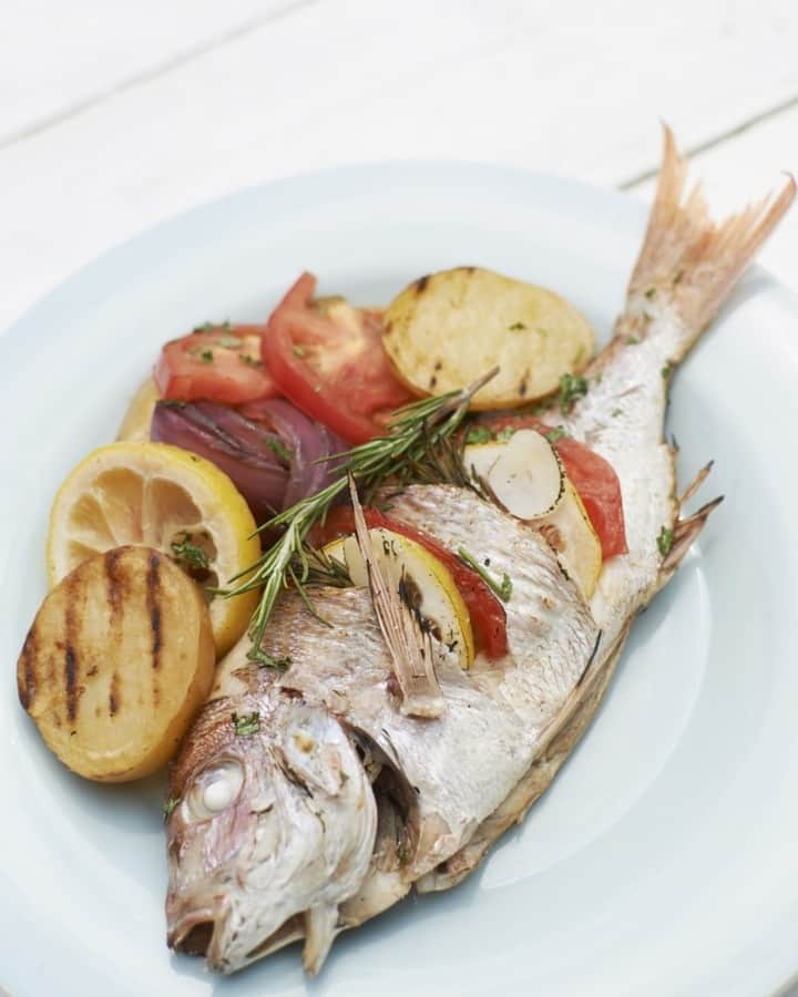 UchiCookさんのインスタグラム写真 - (UchiCookInstagram)「Happy Hump Day! 🐫  Small Sea Bream Steam + Grilled with Potatoes Recipe to get you through the week! ✨  INGREDIENTS: 1 Small Sea Bream (8inches) 2 Potatoes, cut into 1/2inch slices 1/2 Red onion, cut into thick slices 4 Rosemary sprigs 1 Tomato, cut into 1/4inch slices 5 Garlic Cloves 7 oz. White wine 3.5 oz. Water 1/2 Lemon, cut into thick slices Pinch of salt and pepper to taste  INSTRUCTIONS: 1. Remove scales, fins, and guts from the sea bream and wash thoroughly. 2. Make a slit in the back of the fish until the blade touches the spine and tuck rosemary sprigs and slices of tomato, garlic, and lemon. Sprinkle salt and pepper and place the fish in the Steam + Grill. 3. Arrange remaining vegetables around the fish and lightly salt and pepper. Cook on medium heat. 4. When the Steam Grill is hot, pour white wine and water and cover with the lid. 5. Steam + Grill until the fish and vegetables are cooked through.  Enjoy your meal! 😋 www.uchicook.com -- #uchicook #steamgrill #seabreamrecipe #homechef #kitchentools #kitchenware #cookware」6月13日 5時08分 - uchicook