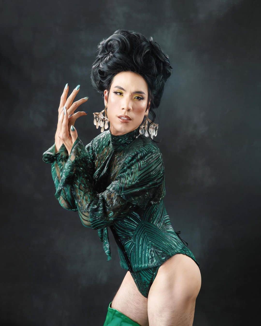 ユージン・リー・ヤンのインスタグラム：「green Photo: @jdrenes  Styling: @farrenjeanandrea  Designer: @_utierre  Hair: @daviddanggg  Makeup: @ariannachayleneblean」