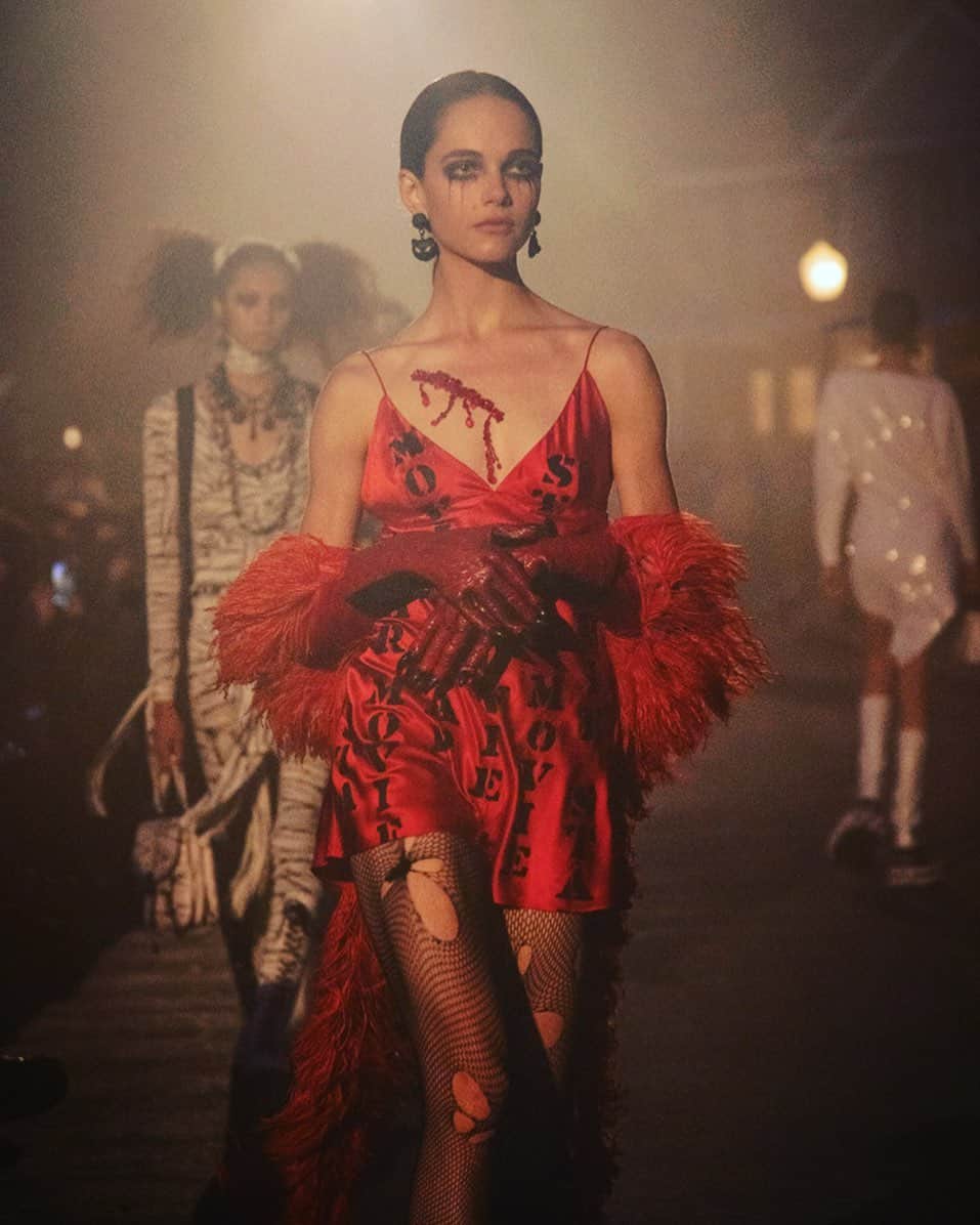 Moschinoさんのインスタグラム写真 - (MoschinoInstagram)「Moschino Resort @lillianlconner #moschino @itsjeremyscott @carlynecerfdedudzeele Photo @joshbrandao @pg_dmcasting @samuel_ellis @arthurmejean @jimmypaulhair @kabukinyc @supercube @_genevievegreen @universalstudioslot @michelgaubert」6月13日 5時22分 - moschino
