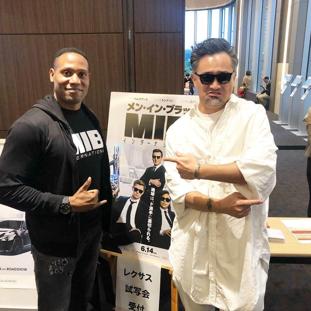 ダンテ・カーヴァーさんのインスタグラム写真 - (ダンテ・カーヴァーInstagram)「Thank You @sonypictures & @sasaguusui for the VIP Screening of #meninblack and the cool T-Shirt! Those glasses look good on me. #AgentD #sonypictures」6月13日 5時27分 - dantecarverofficial