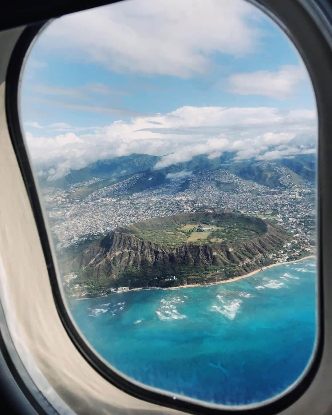 ハワイアン航空さんのインスタグラム写真 - (ハワイアン航空Instagram)「The iconic Lē‘ahi (Diamond Head) 😍 . Do you know how Diamond Head got its name? A group of 19th-century British sailors thought the shining calcite crystals found on the crater’s slopes were diamonds. 📷 @beiandnelson」6月13日 5時30分 - hawaiianairlines