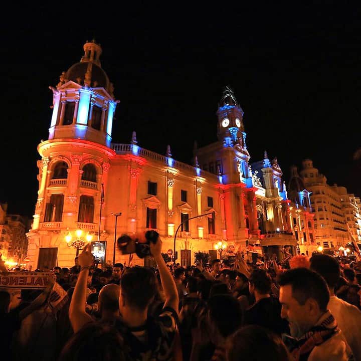 バレンシアCFさんのインスタグラム写真 - (バレンシアCFInstagram)「Valencia by night 😍 #VCFCityOfChampions . Nuestros colores, nuestra #ciutatdechampions 💫 . ¿Cuál es tu sitio preferido de #Valencia❓ . ❤️💛💙 . #LaCopaDelCentenari 🏆💯 #AmuntValencia #valenciacf #unsentimentetern」6月13日 5時30分 - valenciacf