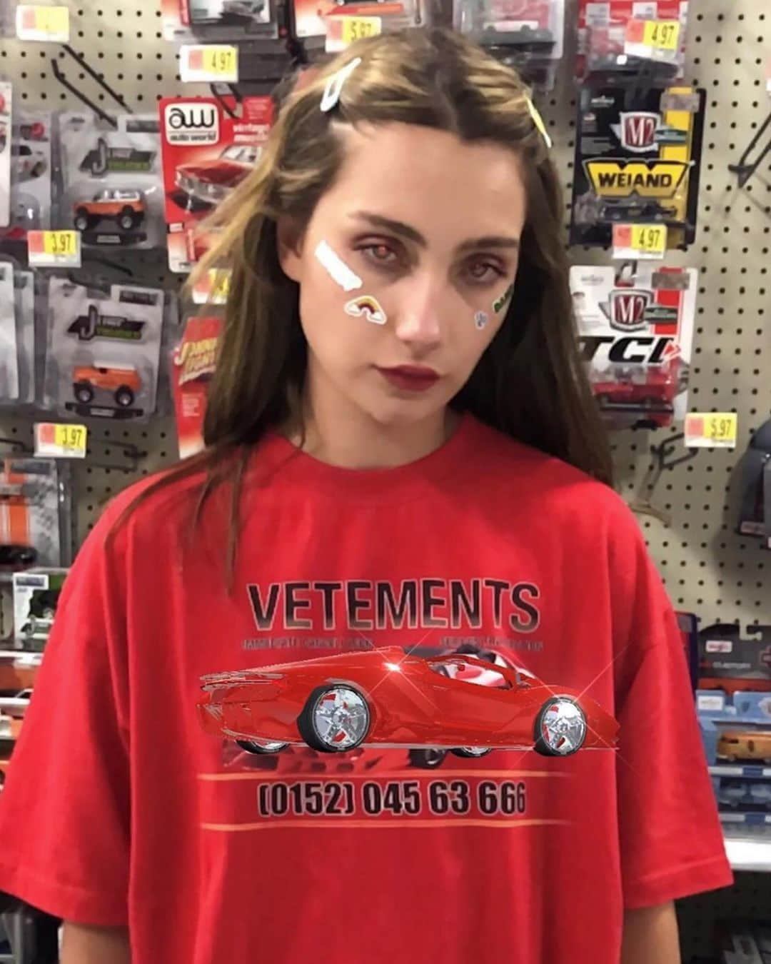 ヴェトモンさんのインスタグラム写真 - (ヴェトモンInstagram)「VETEMENTS HOTLINE T-SHIRT COMES TO LIFE WITH VETEMENTS AR APP (GET IT IN APP STORE) www.mytheresa.com @mytheresa.com PIC: @shellbyaloisio」6月13日 5時31分 - vetements_official