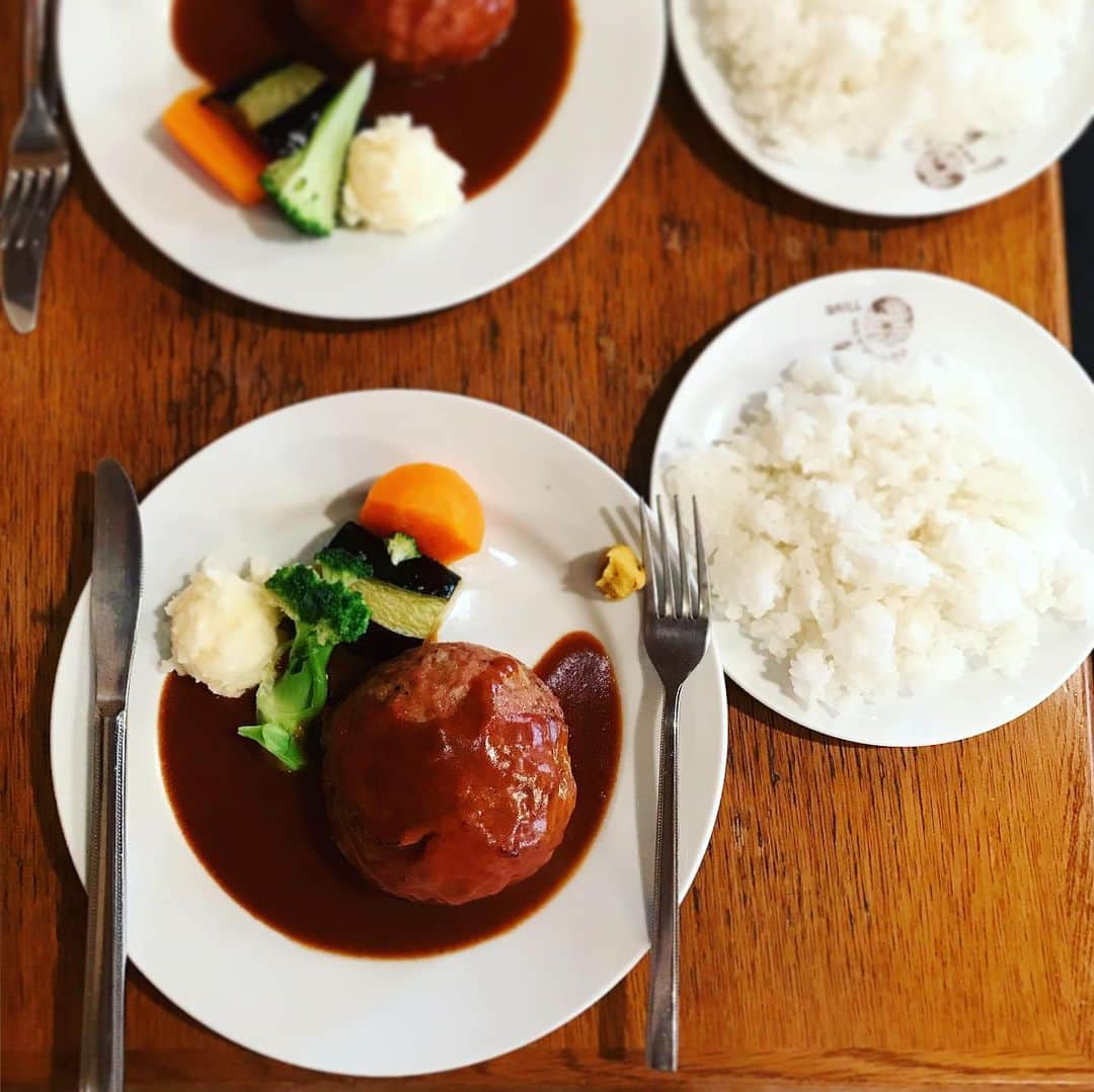 福田里香さんのインスタグラム写真 - (福田里香Instagram)「福岡でランチ、珈琲、和菓子。 ブラジレイロの丸いハンバーグ。 ランチの珈琲はデミタスサイズで丁度いい。 • 懐かしい味は、美美の シェーカーで冷やすマザグラン。 自分土産に珈琲豆。 • 新しい和菓子舗・御菓子TUGI。 おちょこ形白あん最中は 南天の葉っぱを挿したラッピング。 • #福岡出張  #ブラジレイロ #美美 #tugi」6月13日 5時50分 - riccafukuda