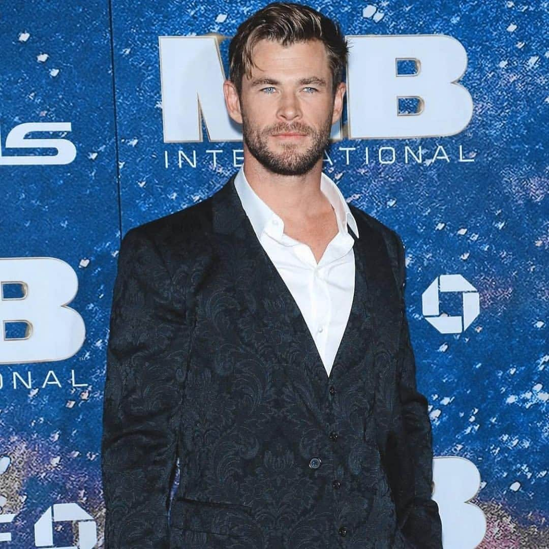 クリス・ヘムズワースさんのインスタグラム写真 - (クリス・ヘムズワースInstagram)「Incredible night with the gorgeous  @elsapatakyconfidential at the @meninblack world premiere in NYC last night. Thank you to all the fans who came out, check out the movie this weekend it’s a blast !! #MIB @samanthamcmillen_stylist @luca_vannella @m4tt3o」6月13日 5時45分 - chrishemsworth