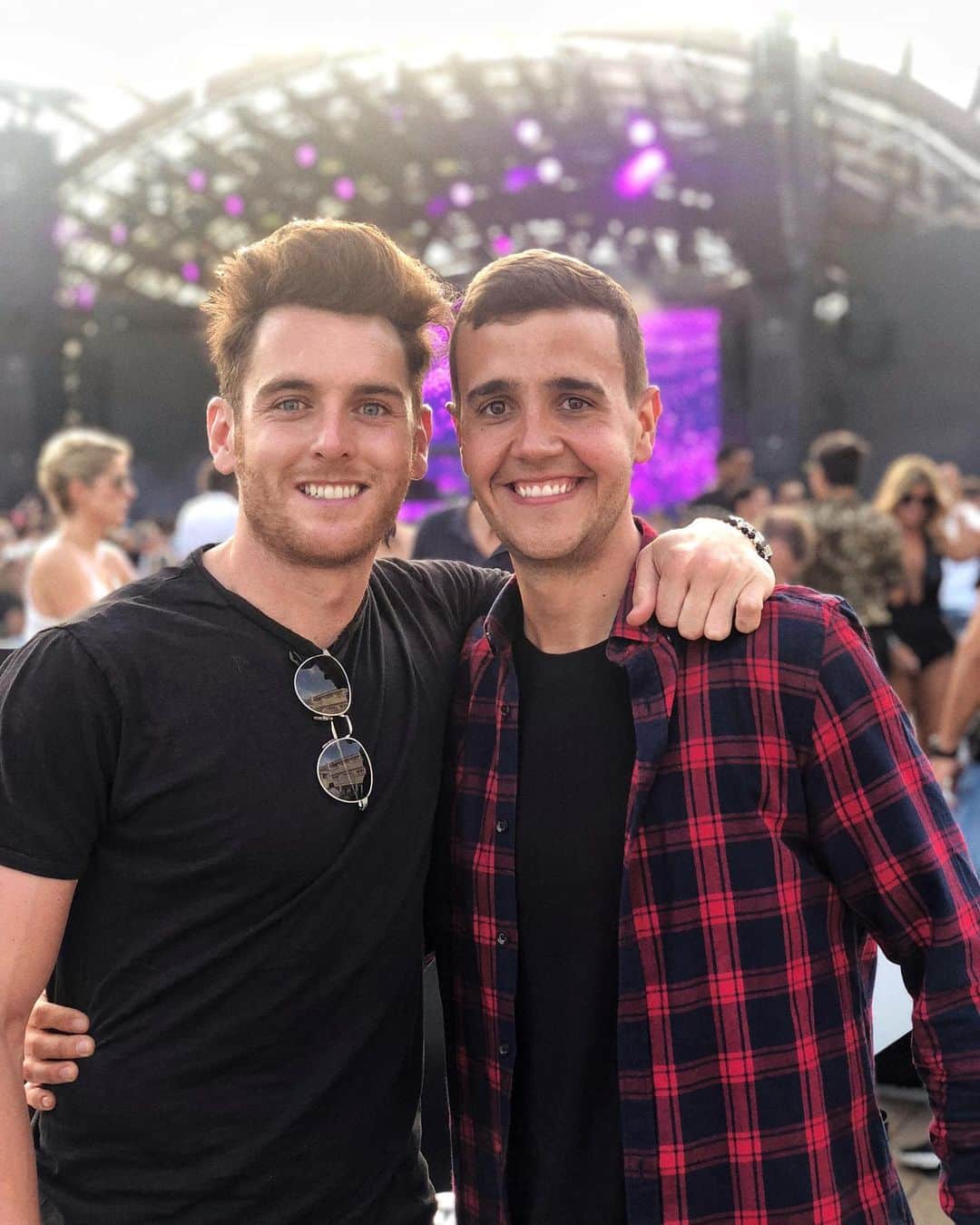 イバイ・ゴメスのインスタグラム：「Hay tiempo y momentos para todo. Y siempre hay que intentar disfrutar al máximo de cada uno de ellos. 🕺🏼 Todas estas fotos representan algo muy importante en mi vida, que junto a mi familia es lo que más valoro, la AMISTAD. ¡Os quiero amigos! ❤️」