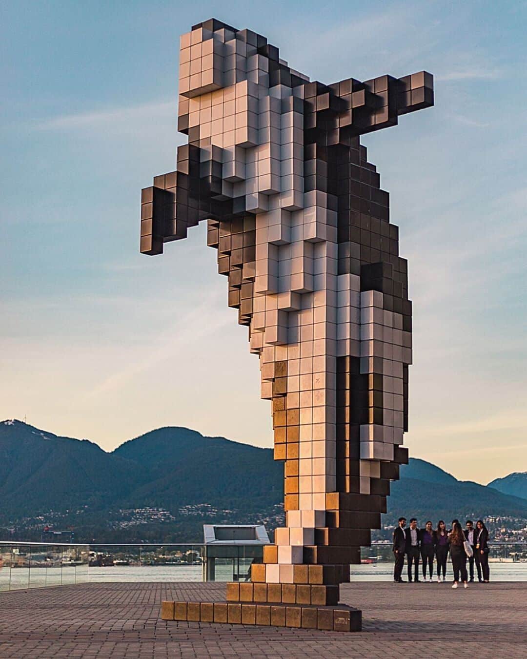 バンクーバー観光局- Tourism Vancouverさんのインスタグラム写真 - (バンクーバー観光局- Tourism VancouverInstagram)「ダウンタウンのバンクーバーコンベンションセンターの隣にある巨大なシャチ「 Digital Orca」は、記念撮影スポットとして大人気です。すぐそばには2010年バンクーバーオリンピックの聖火台もあります。⠀ 📷 : @steveak(Instagram)⠀ .⠀ .⠀ .⠀ #カナダ #バンクーバー #Vancouver #旅 #旅行 #女子旅 #旅好き #一人旅 #海外旅行 #トラベル #旅女子 #旅行好きな人と繋がりたい #旅好きな人と繋がりたい #旅行好き #旅行大好き #旅行行きたい #旅に出たい #海外 #旅の記録 #旅の思い出 #旅行記 #旅したくなるフォト #マイトリップ #マイトリ #retrip_global #風景 #世界一周 #ダレカニミセタイケシキ #アート #芸術⠀」6月13日 6時00分 - vancouvertabi