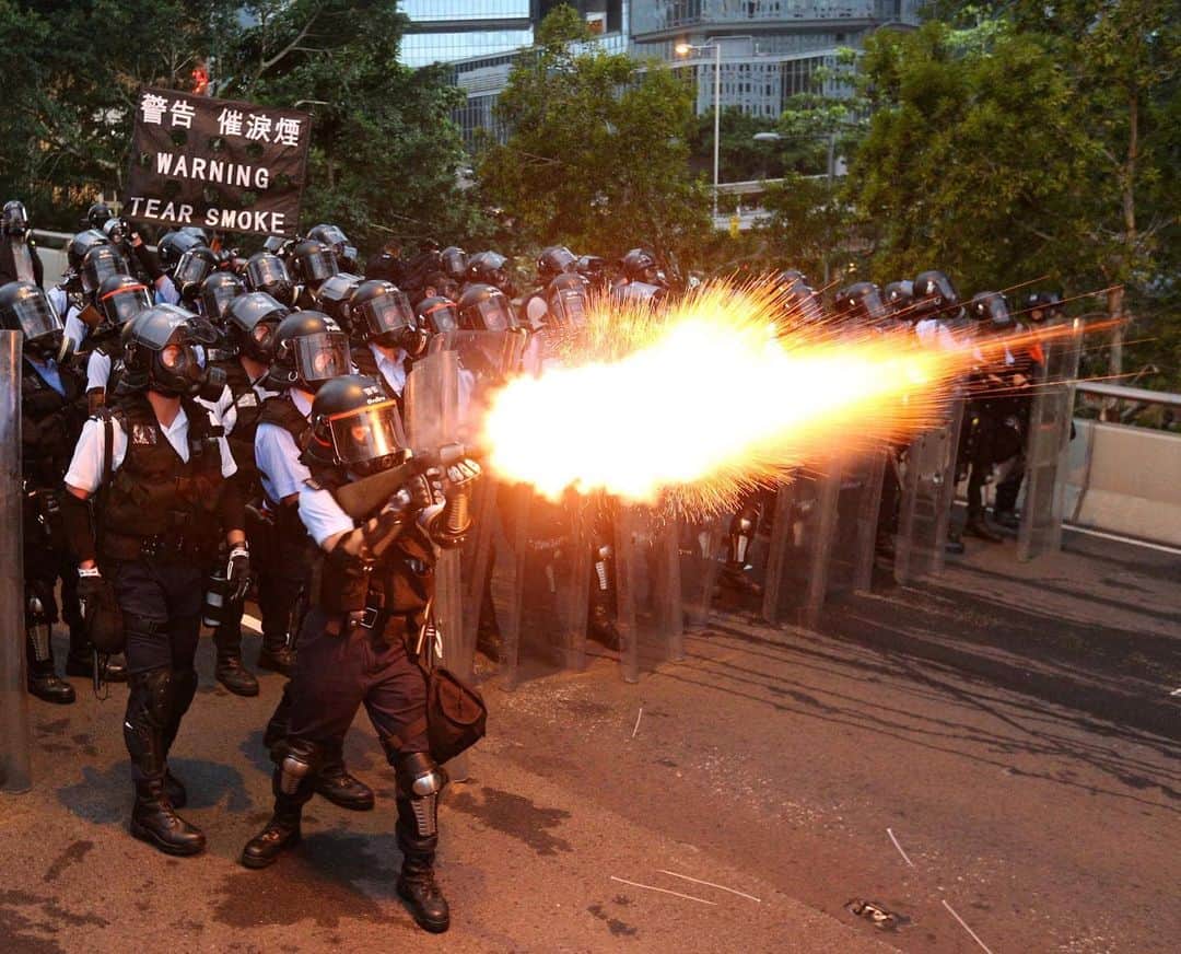 NBC Newsさんのインスタグラム写真 - (NBC NewsInstagram)「Dozens of people have been injured in violent #HongKong protests over a bill that would allow extradition to China, authorities say. Click the link in our bio for the latest. . 📷 Athit Perawongmetha / @reuters」6月13日 5時54分 - nbcnews