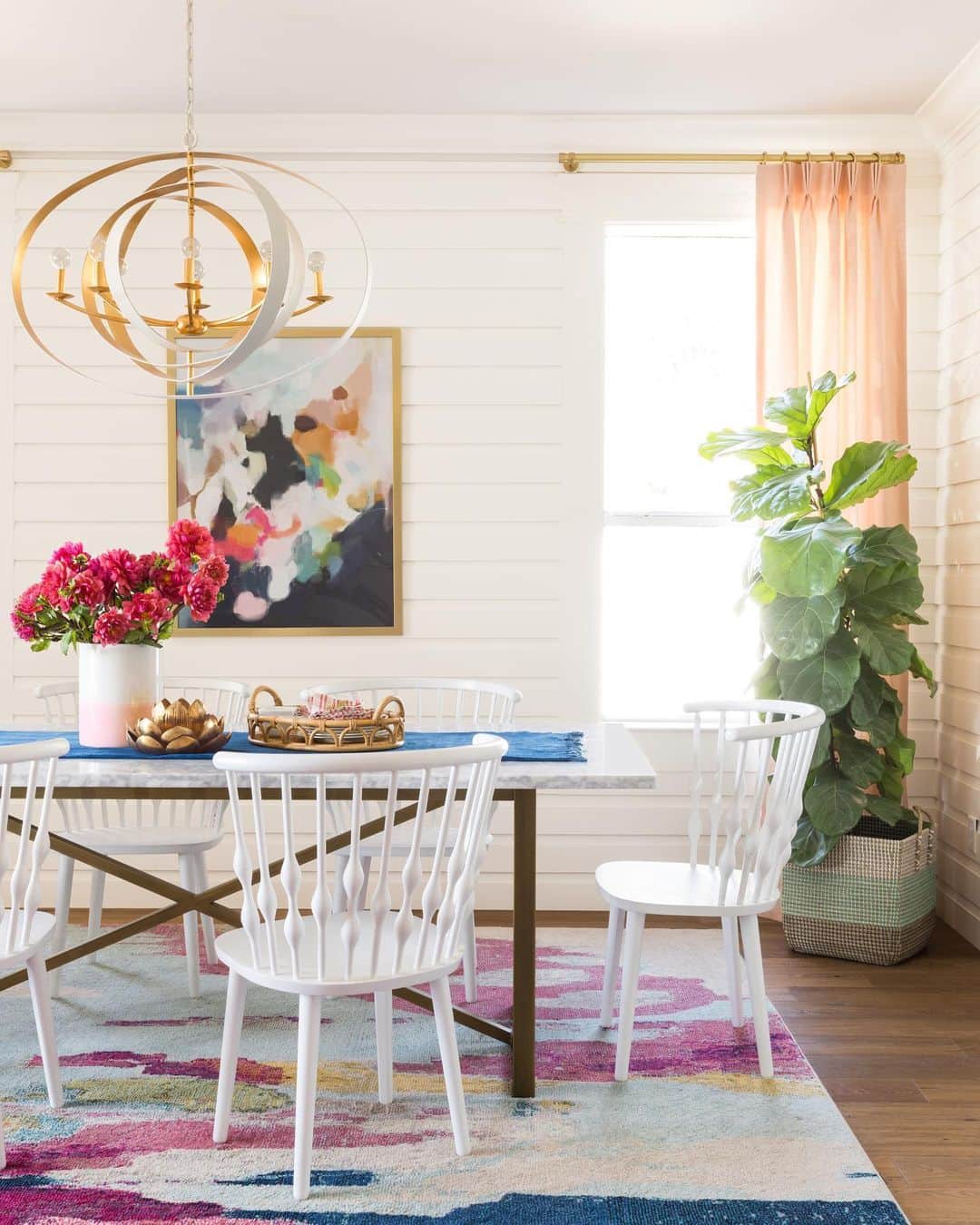 HGTVさんのインスタグラム写真 - (HGTVInstagram)「This Arizona home is a design utopia 🤩 Ever think about stacking baseboards floor to ceiling as a new twist on shiplap? This homeowner did it—and more! Tap the link in our bio to take a full house tour with #HGTVMagazine, and to steal all of @ohsojo_’s cool ideas 🏡 . . . #hgtv #homeideas #interiordesign」6月13日 6時21分 - hgtv