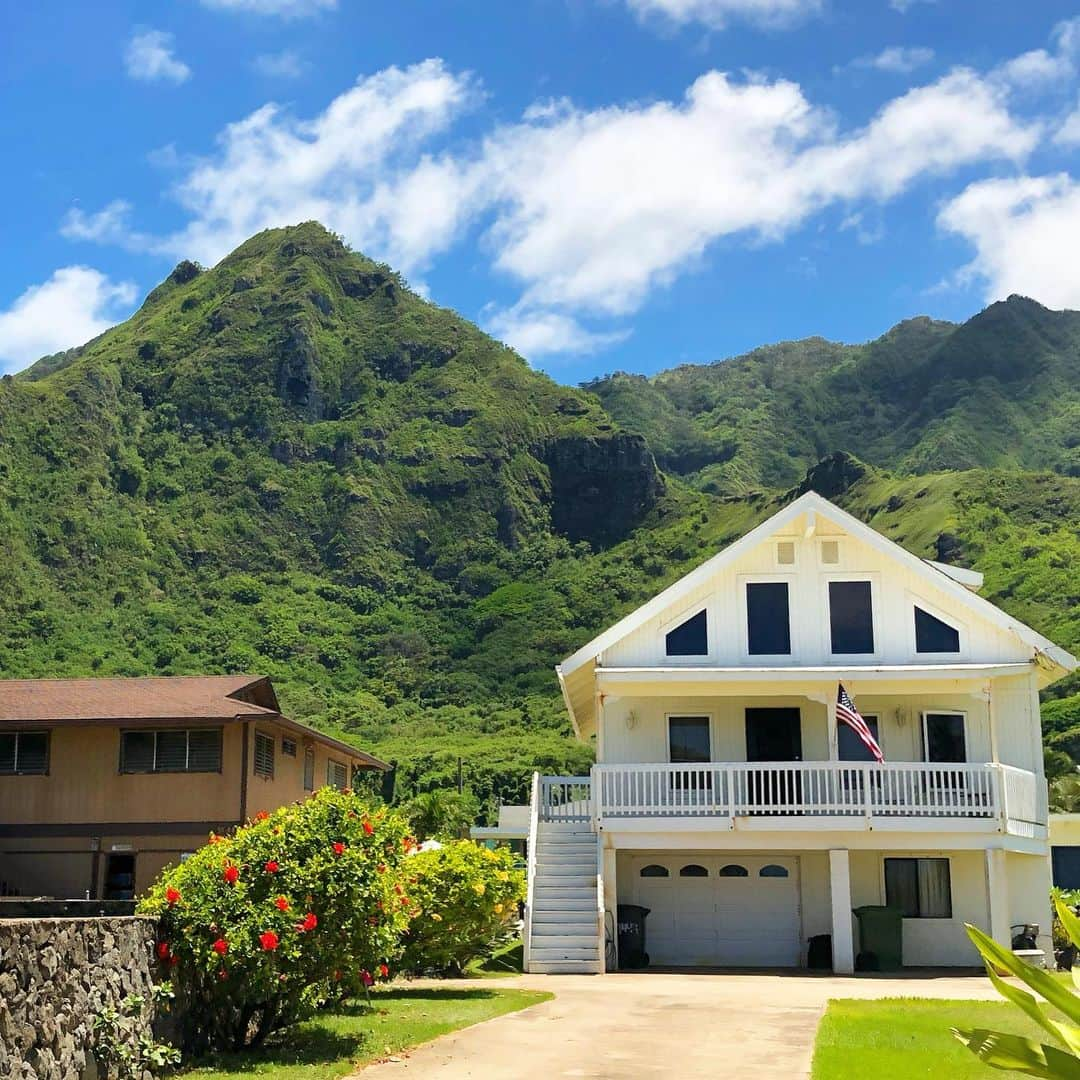 マキ・コニクソンさんのインスタグラム写真 - (マキ・コニクソンInstagram)「Good morning from Kualoa!!お仕事の下見でクアロア地区に来ています！何気なしに通った道でこんなステキな光景を目にしたからシェアさせて下さいな！家の後ろがこんな山って凄くない？自然っていいね！海もいいけど山もいい！ハワイは海も山も両方あるから最高！👍🏼 やっぱりハワイ最高！🌺小さくてもいいから自分にとって新たな発見を楽しんじゃおぅね！🤗 Have a lovely day! 💕💕 #ハワイのおすそ分け🤙🏼 #海もいいけど山もいいね！#ハワイ最高！👍🏼」6月13日 6時02分 - makikonikson