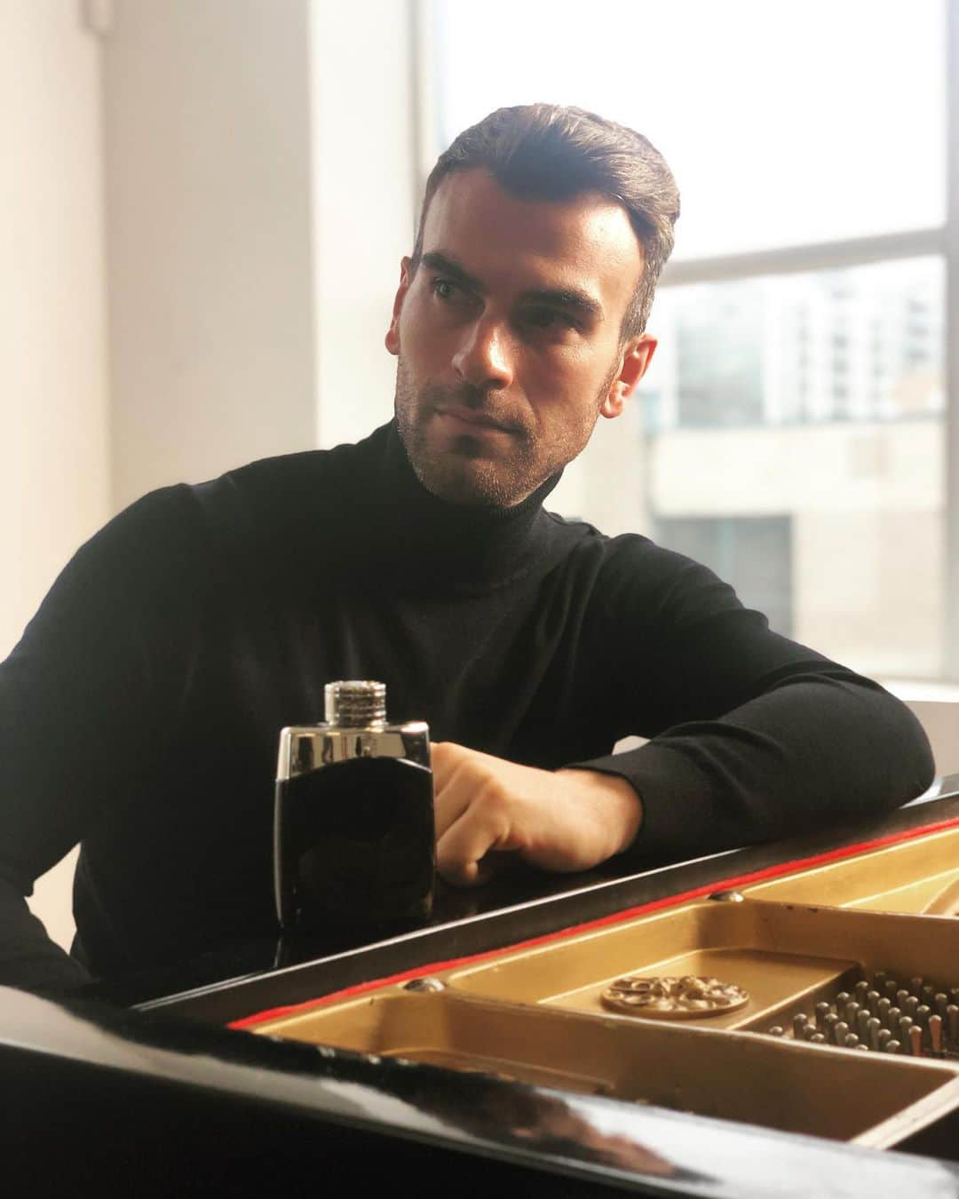 エリック・ラドフォードさんのインスタグラム写真 - (エリック・ラドフォードInstagram)「Music is my passion, Montblanc Legend is my scent. With hints of bergamot and lavender it’s a scent that brings me right back to creating at the piano and completes my feeling of being right at home when I’m composing. #montblanclegend #piano #clarins #ad」6月13日 6時03分 - ericradford85