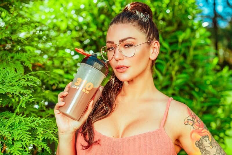 ジェイワウさんのインスタグラム写真 - (ジェイワウInstagram)「Summertime and the livin’s easy thanks to my #310shake! @310nutrition is more than weight loss it’s perfect junk food replacement! Drink a shake once a day to maintain weight or as a meal replacement twice a day to shed some weight! It’s quick and easy to make + they have really tasty flavors and amazing kits you can try out for all your weight loss needs! Use code “BRIGHTEN310” for FREE shipping at checkout!」6月13日 6時10分 - jwoww