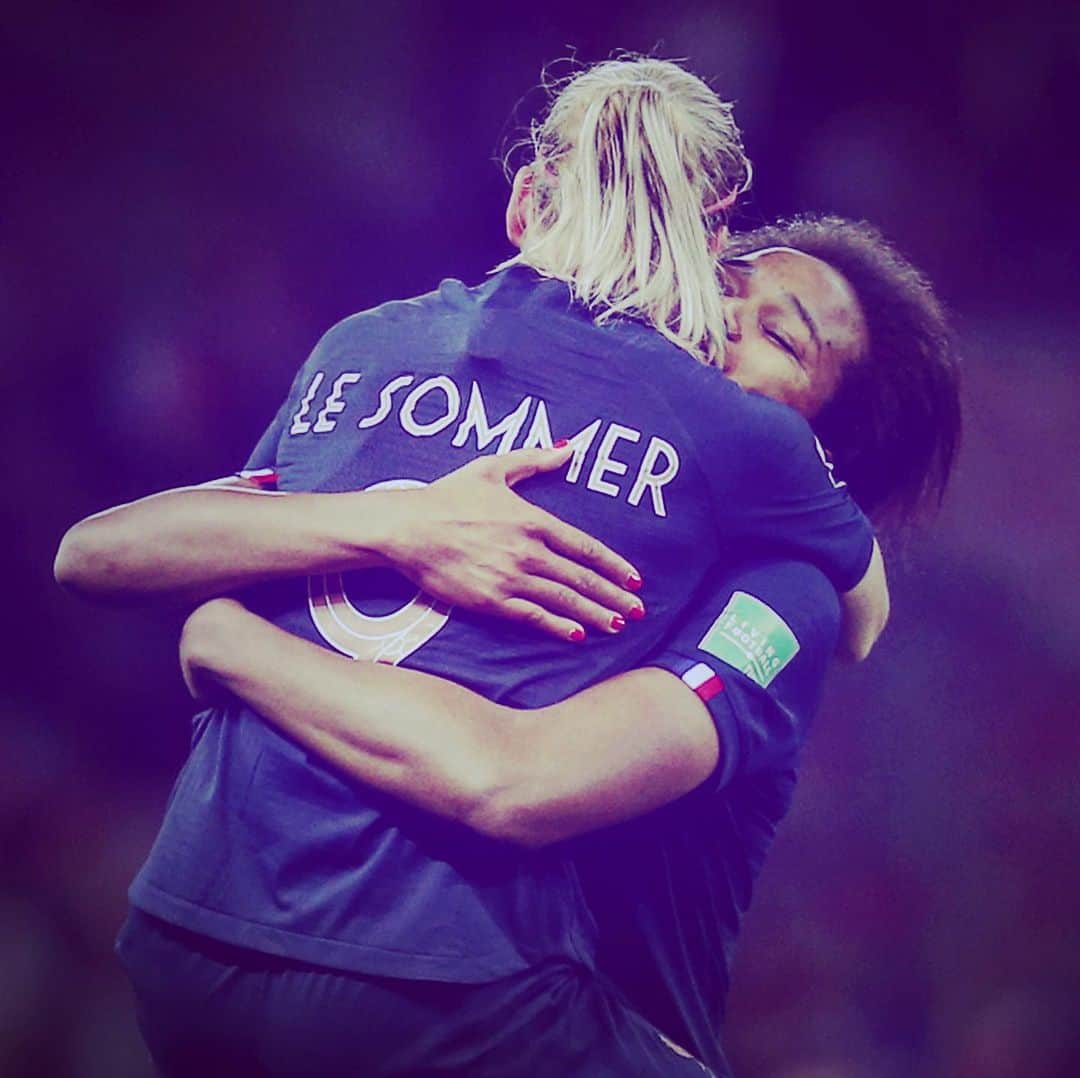 FIFAワールドカップさんのインスタグラム写真 - (FIFAワールドカップInstagram)「Et de deux ! ⚽️👱🏻‍♀️🇫🇷 SHE DOES IT AGAIN! #FIFAWWC #France #FRANOR #Norway #Nice」6月13日 6時12分 - fifaworldcup