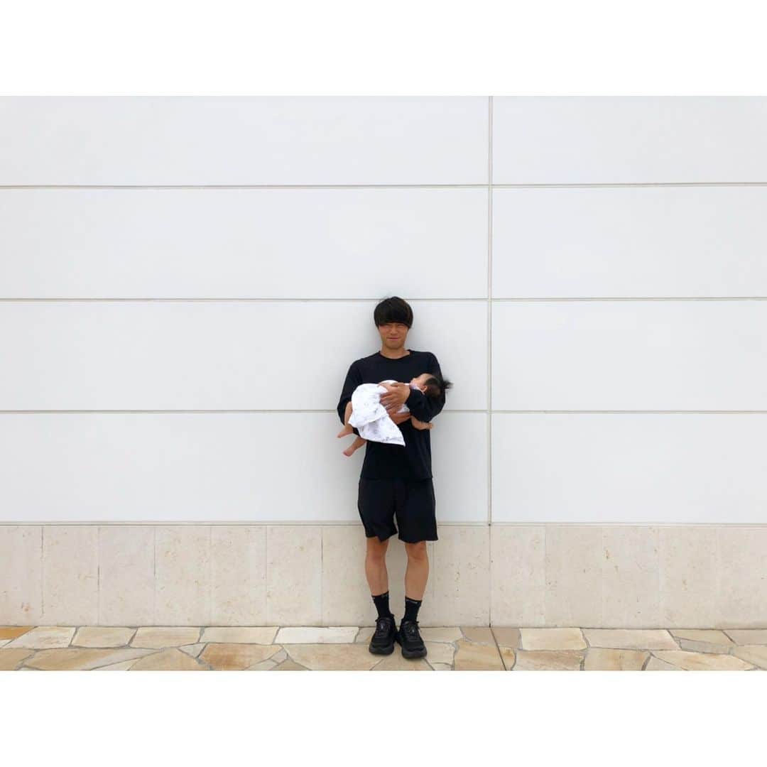のインスタグラム：「抱っこ🤱 だんだんと重くなってきました。 毎日毎日愛おしいです。  #毎日 #可愛い #愛おしい #元気に #すくすく成長しますように  #ちなみに #数秒前までは #ギャン泣き してたのに #あたふたしながら #抱っこ したら #寝ました #そんな #記念写真 です #右手大丈夫かな」