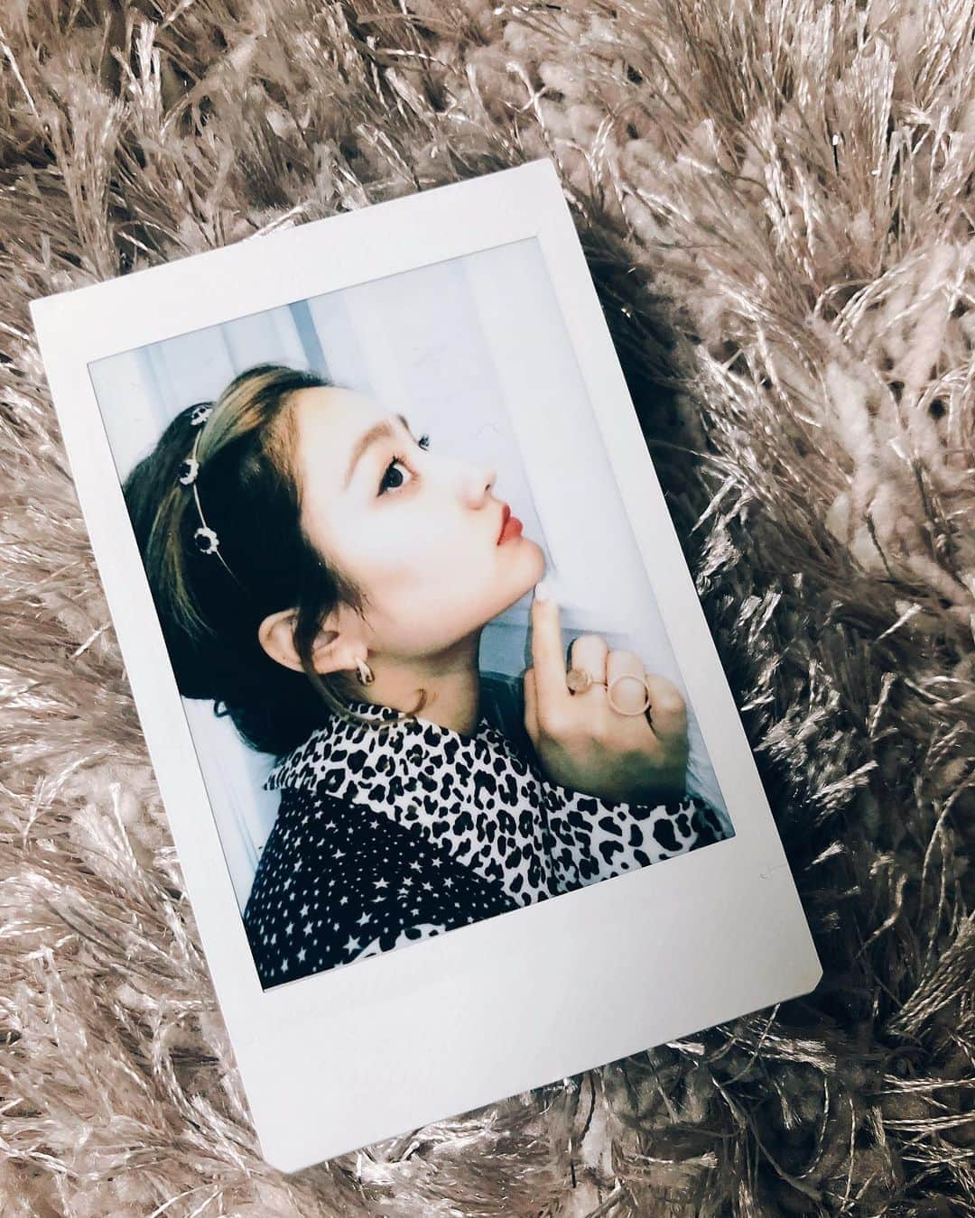 谷まりあさんのインスタグラム写真 - (谷まりあInstagram)「FUJIFILMさんから #新時代チェキ #instax mini LiPlay が発表されました💙今日は発表会にお邪魔しました😊チェキの大ファンだったので、新しい機能がついたチェキにメロメロでした😍写真だけではなく音もチェキでおさめられるので、さらに出来事を鮮明に思い出せますね🥺💕 そしてスマホで遠隔操作までできちゃいます！私は今回 メイク をテーマに一足先にチェキで撮影したり、携帯の画像を送って印刷しました😘  このカメラで撮った10枚のチェキたちを公開👑🖤 #instax #Newinstax #Neweranewinstax #liplay #miniliplay #instaxminiliplay #新時代チェキでつくる私の10枚 #Give10withNewinstax #新時代チェキ」6月12日 21時17分 - mariaaaa728