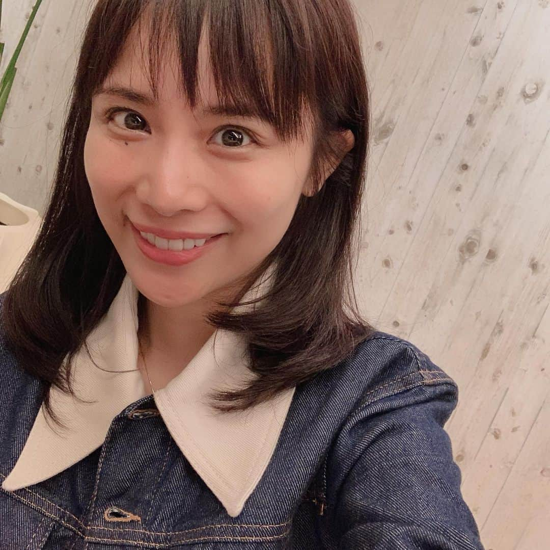 松尾知枝さんのインスタグラム写真 - (松尾知枝Instagram)「いい調子ですねって、 褒められました♡  健康状態は髪に出るらしく、  ストレス 睡眠不足 栄養バランス が整っていないと  艶がなくなって パサつくそうです。  髪にいい食べ物って どんなものだろう…… 健康と美容は 切り離せないですね  担当はもちろん、桑名さん♡ http://masamikuwana.com/profile.html」6月12日 21時19分 - chie_matsuo