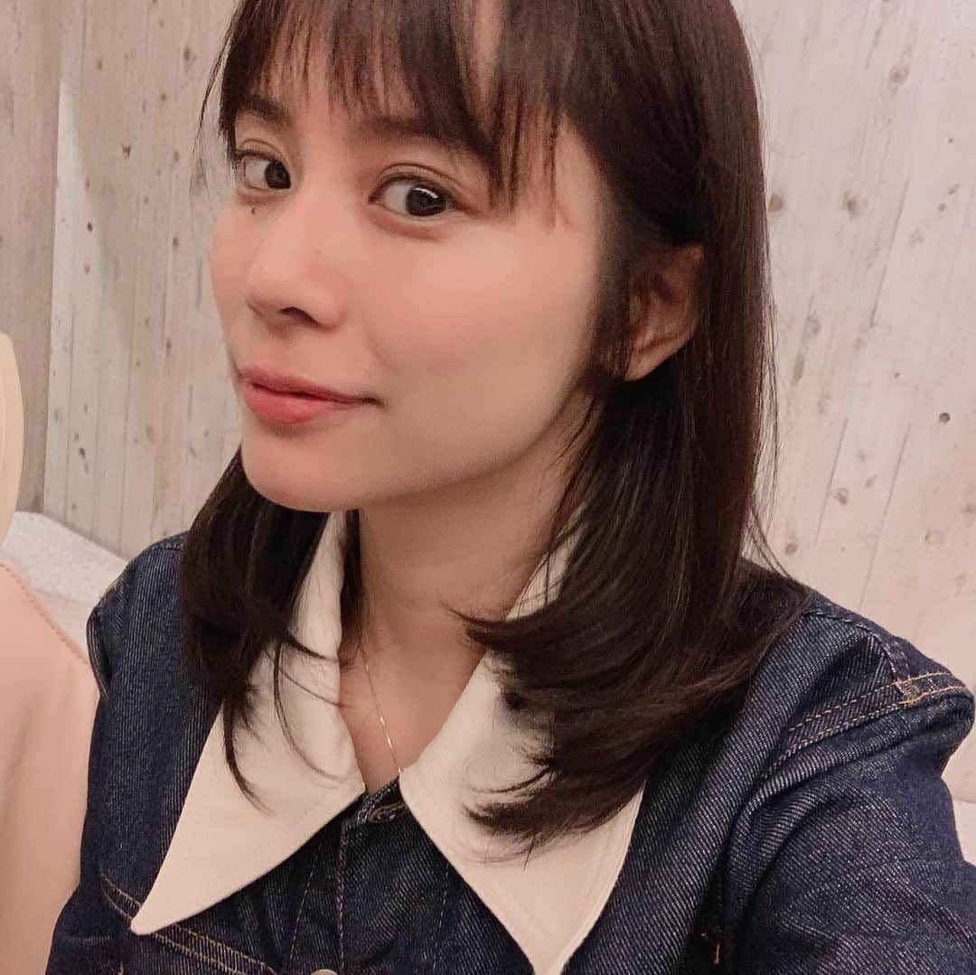 松尾知枝さんのインスタグラム写真 - (松尾知枝Instagram)「いい調子ですねって、 褒められました♡  健康状態は髪に出るらしく、  ストレス 睡眠不足 栄養バランス が整っていないと  艶がなくなって パサつくそうです。  髪にいい食べ物って どんなものだろう…… 健康と美容は 切り離せないですね  担当はもちろん、桑名さん♡ http://masamikuwana.com/profile.html」6月12日 21時19分 - chie_matsuo