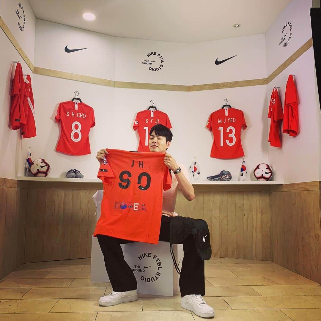 ホン・ジョンヒョンのインスタグラム：「대한민국 선수분들 화이팅! #NIKE #nikefootball #nikecustom」