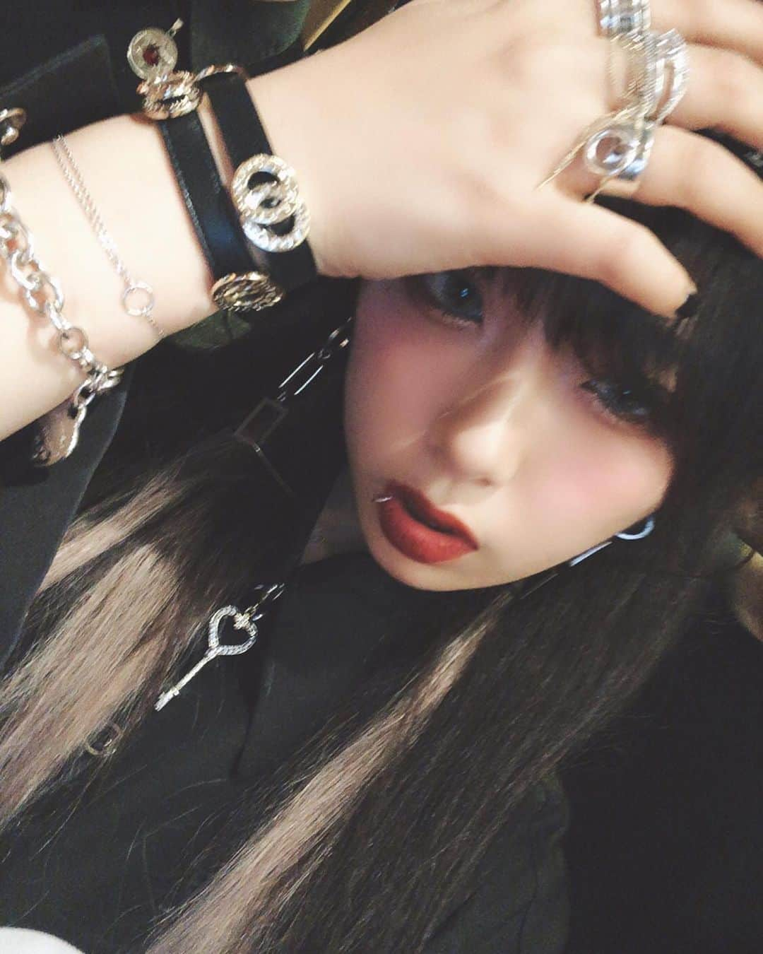 ぬーんさんのインスタグラム写真 - (ぬーんInstagram)「🖤💔🖤💔 #love #cool #nuuuuun #japan #japanesegirl #japanese #night  #사랑 #사랑해 #일본 #silver #accessorys #follow #followme #youtuber #longhair #long #hair #make #makeup #black #dark」6月12日 21時20分 - yukino_snow1211