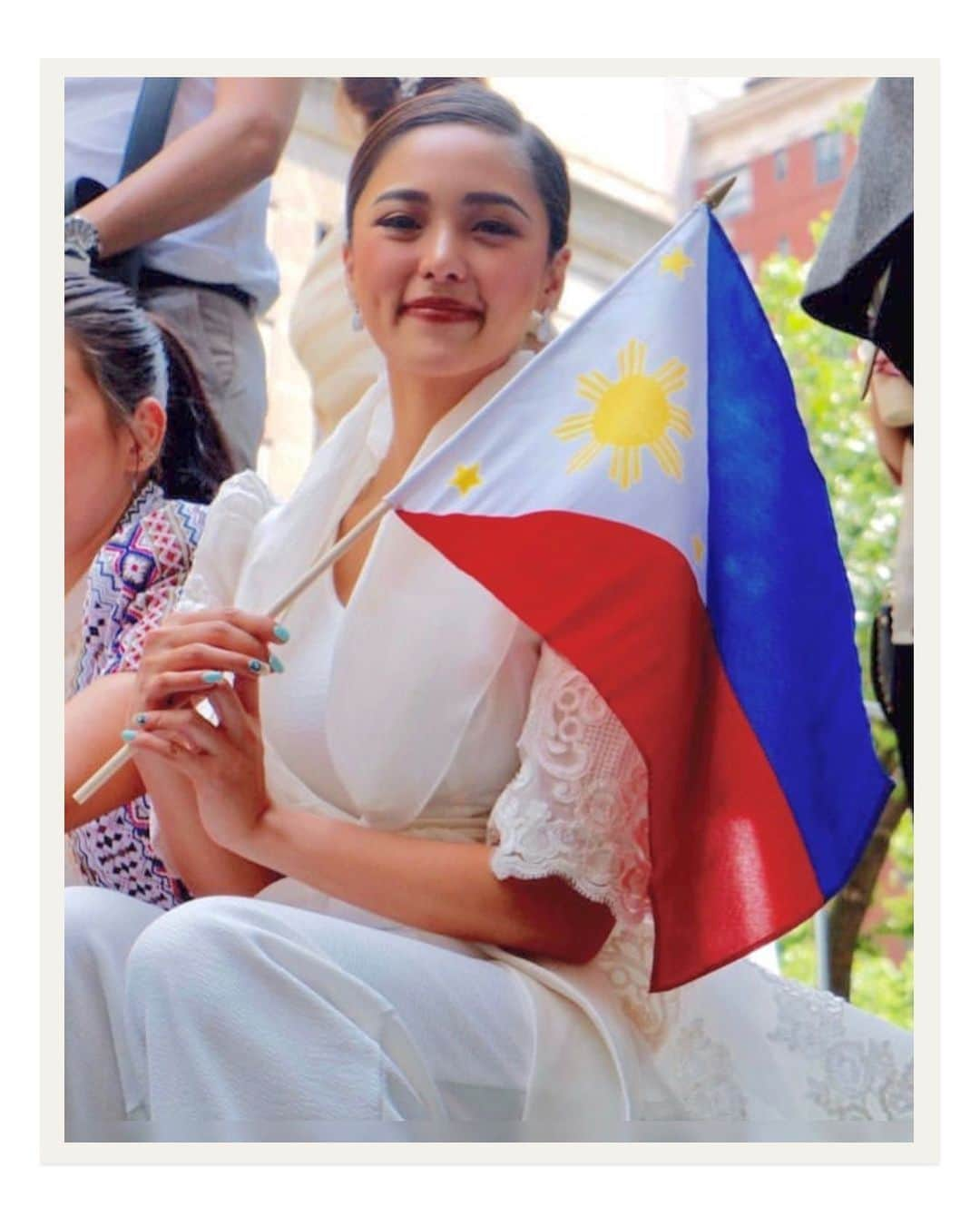 Kim Chiuさんのインスタグラム写真 - (Kim ChiuInstagram)「#RaiseYourFlag .  I’m always proud to be a filipino!💙💛❤️ . . . heard on tv before I fell asleep “ang pilipino kahit nangangailangan na ng tulong pag may nakitang may nahihirapan ay hindi magdadalawang isip na tumulong.” . “ang pilipino kahit gaano na kalaki ang problemang kinakaharap ay hindi nakakalimot ngumiti at tumawa.”. “ang Pilipinas ay isa sa may pinakamaraming population ng mga christiano sa buong mundo.”🇵🇭.. . HAPPY INDEPENDENCE DAY!!!!🇵🇭🇵🇭🇵🇭」6月12日 21時32分 - chinitaprincess